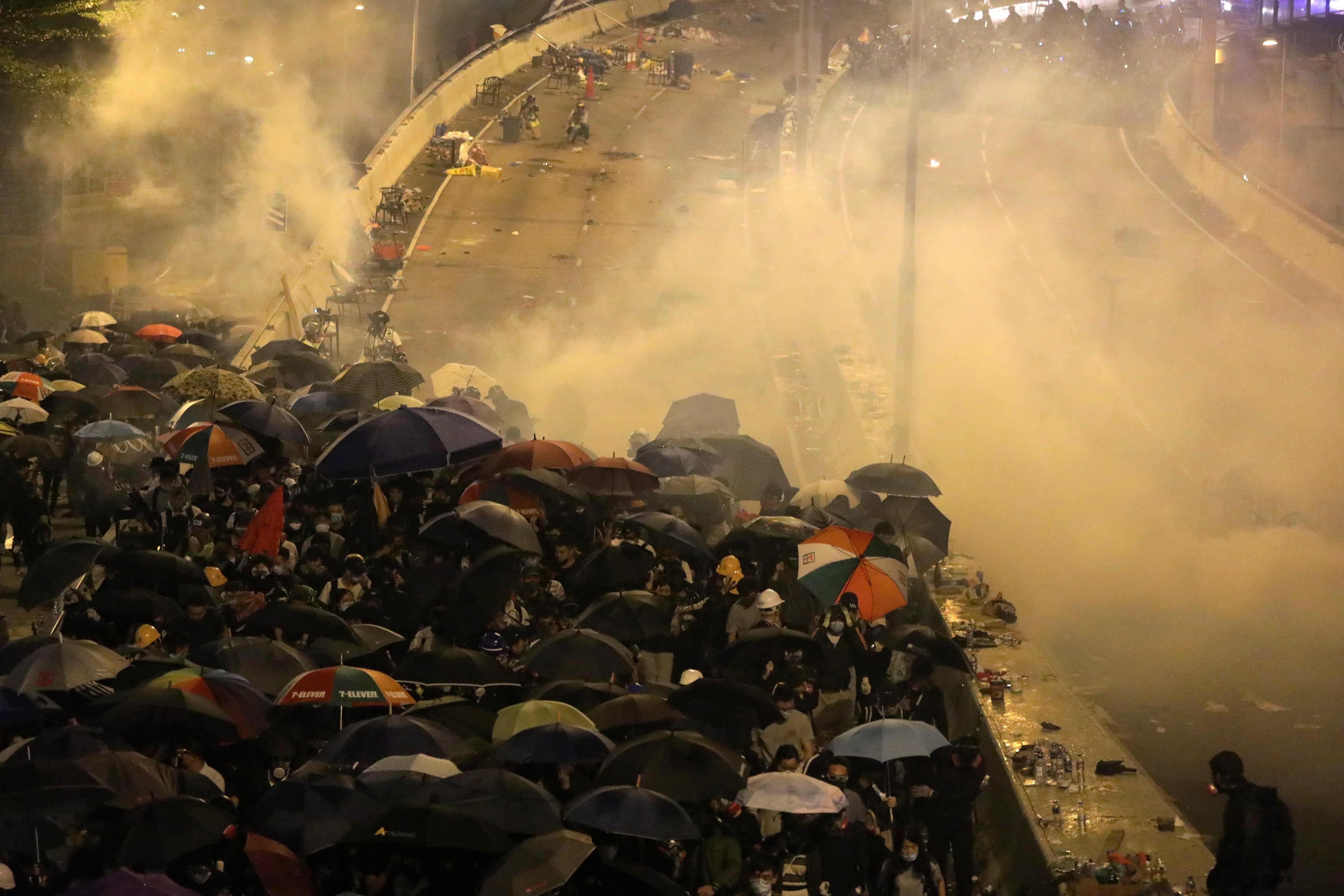 Baja la tensión en la universidad de Hong Kong con la salida de 600 activistas
