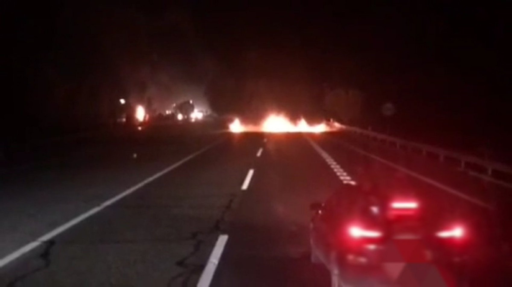 Los CDR cortan la A-2 en Alcoletge quemando neumáticos
