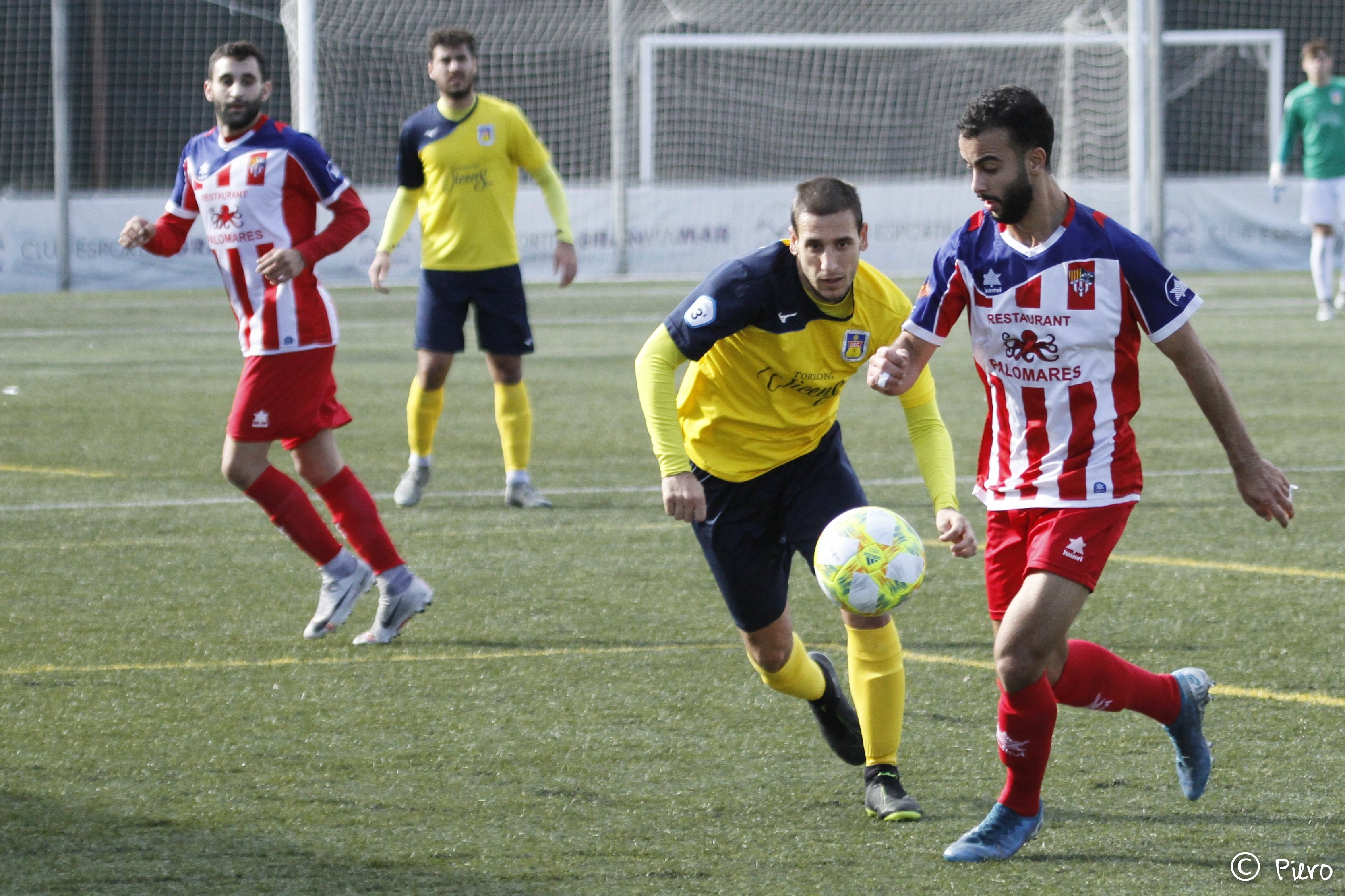 El jove futbolista del Vilassar Ali El Harrak fa el gol de la jornada des del cercle central