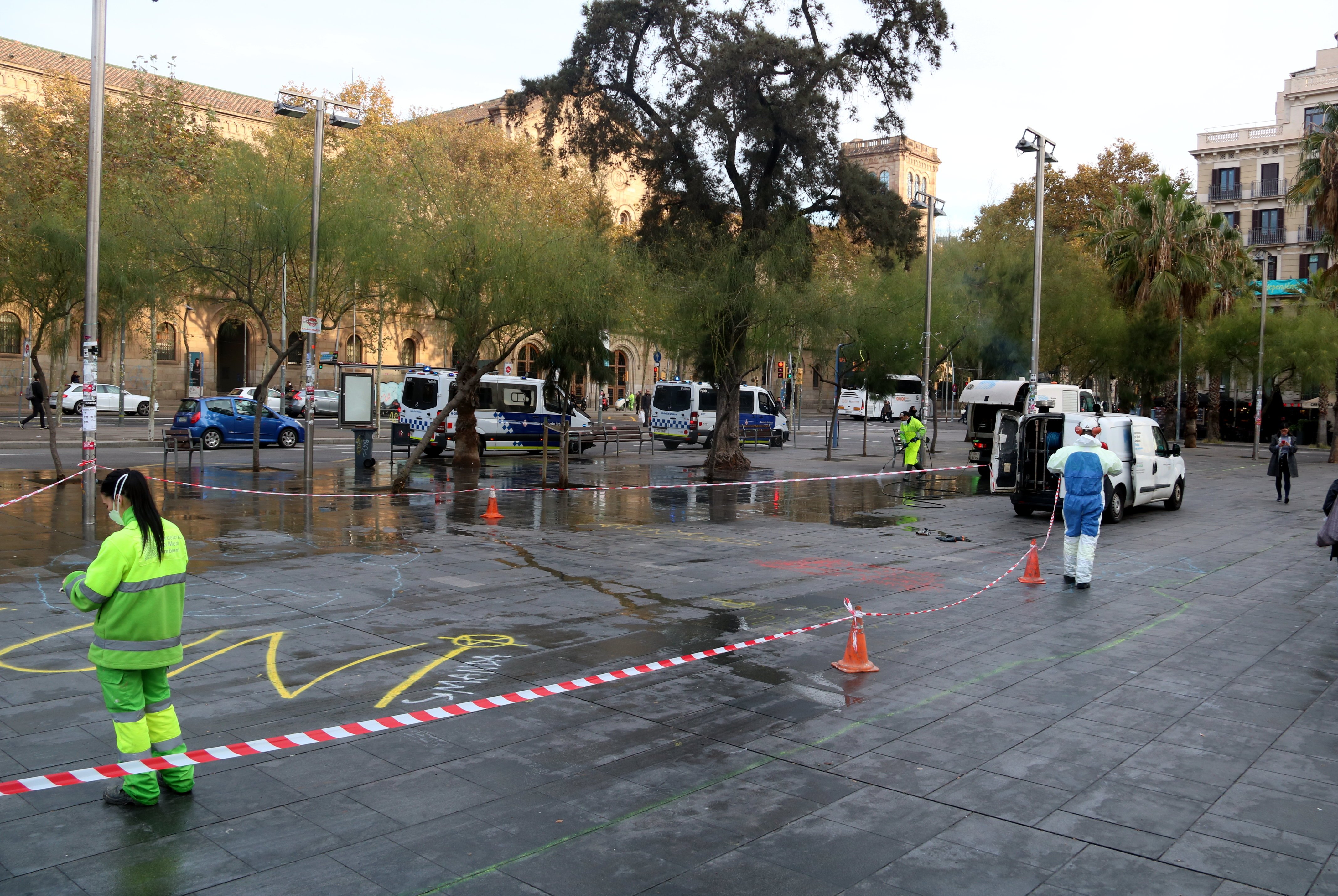 La Guardia Urbana desaloja la acampada de plaza Universitat