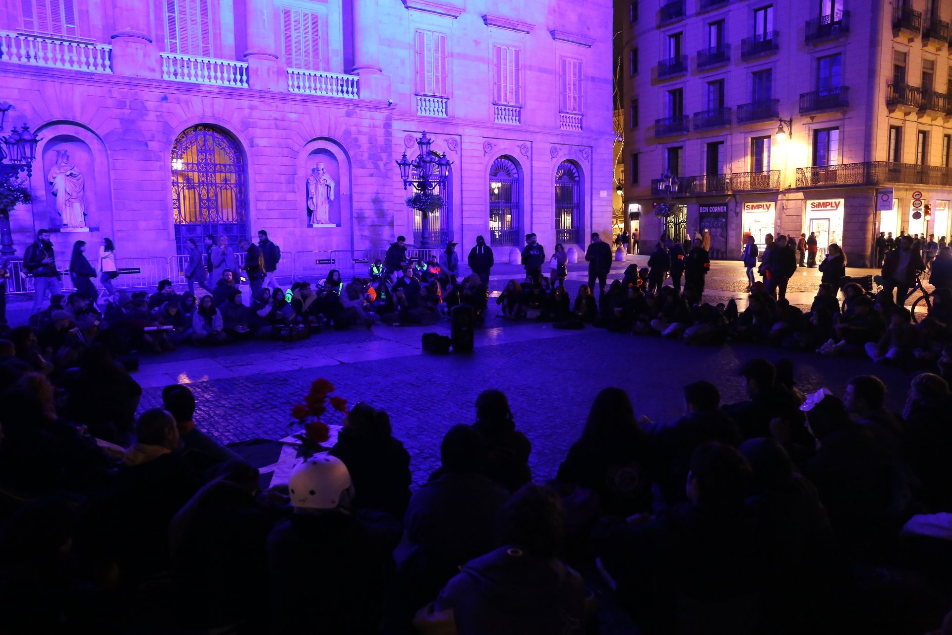 Els acampats d'Universitat criden a passar la nit a la plaça Sant Jaume