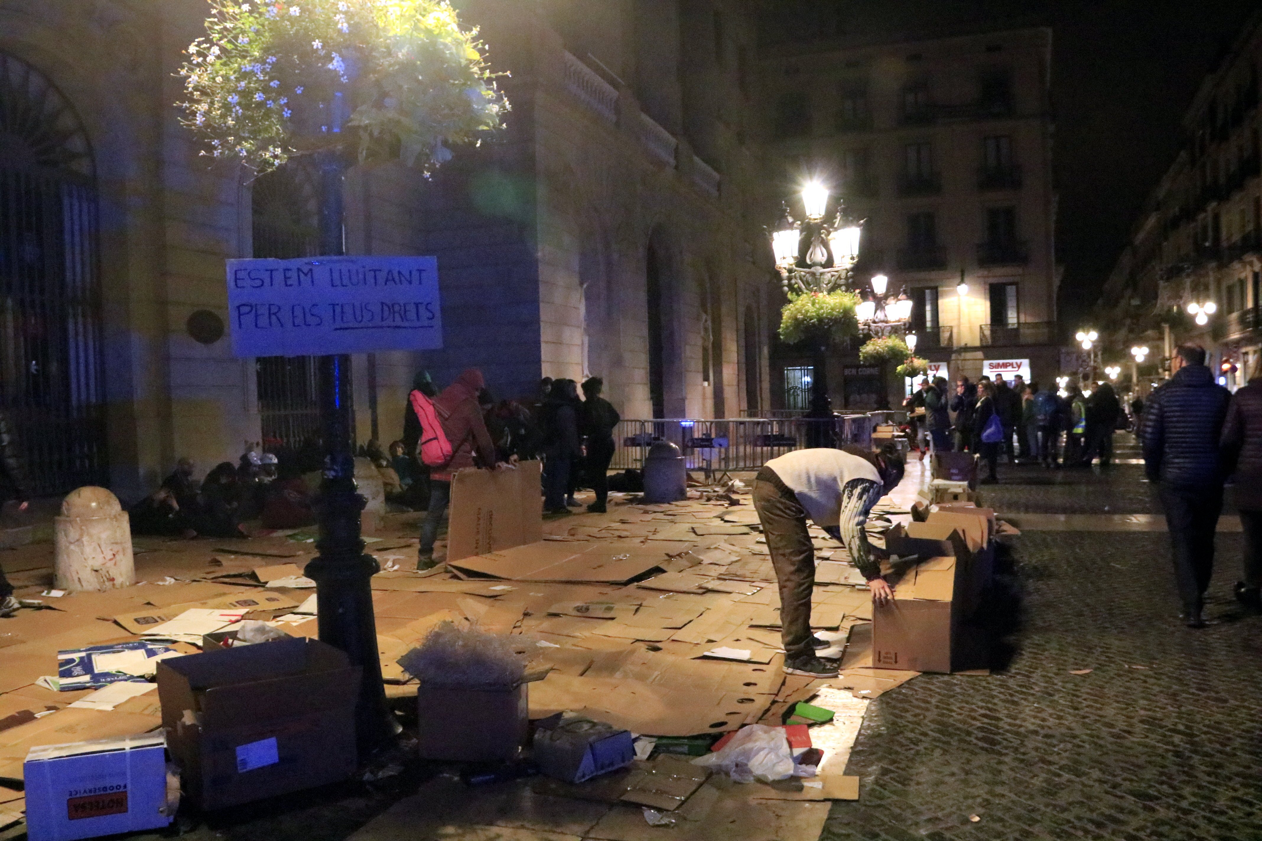 La Guàrdia Urbana obliga els joves a aixecar el campament a la plaça Sant Jaume