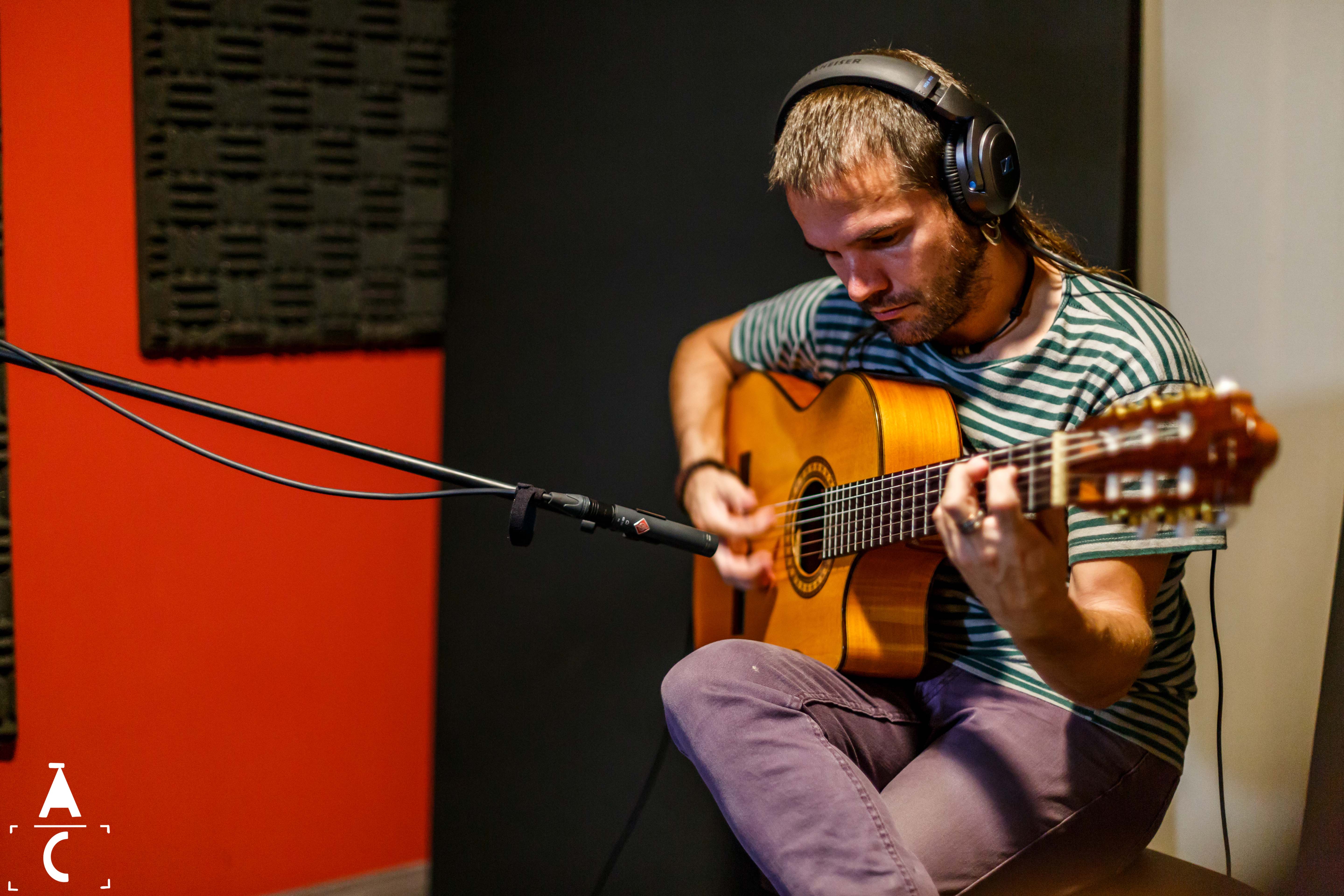 Cesk Freixas en la guitarra Salvat Papasseit. Àlex Carmona. Ed. Viena