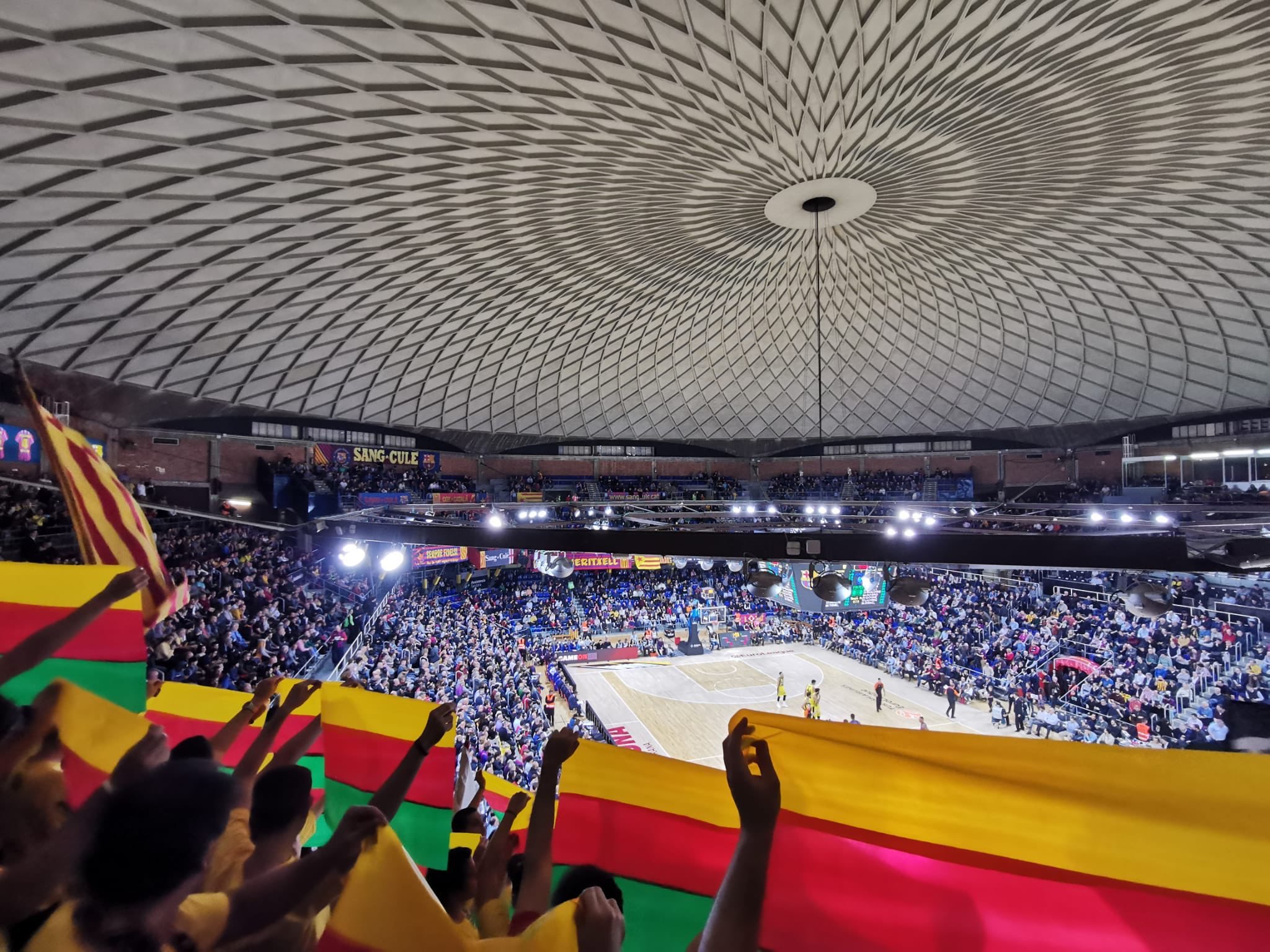 Seguidors del Barça mostren banderes prokurdes per rebre el Fenerbahçe turc