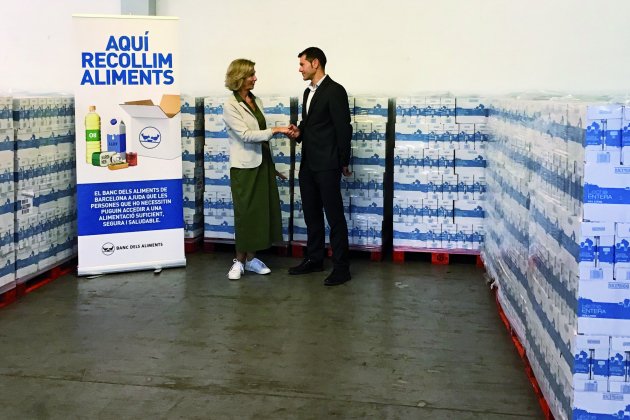 La presidenta del Banco de los Alimentos de Barcelona, Roser Brutau, y el director RREE Mercadona en Bcn Nord, Santi Mont, durante la donación de leche (1)