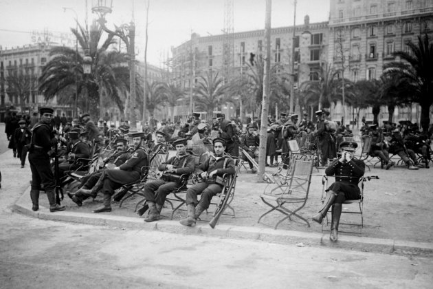 soldats a la plaça Catalunya canadenca