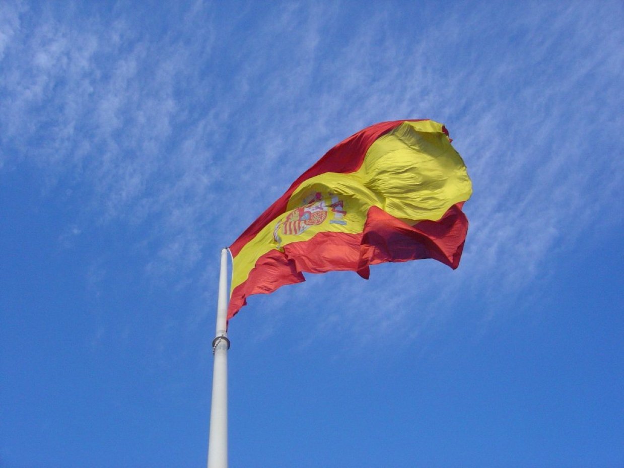 El viento rompe la bandera española de 200.000 euros de Sevilla