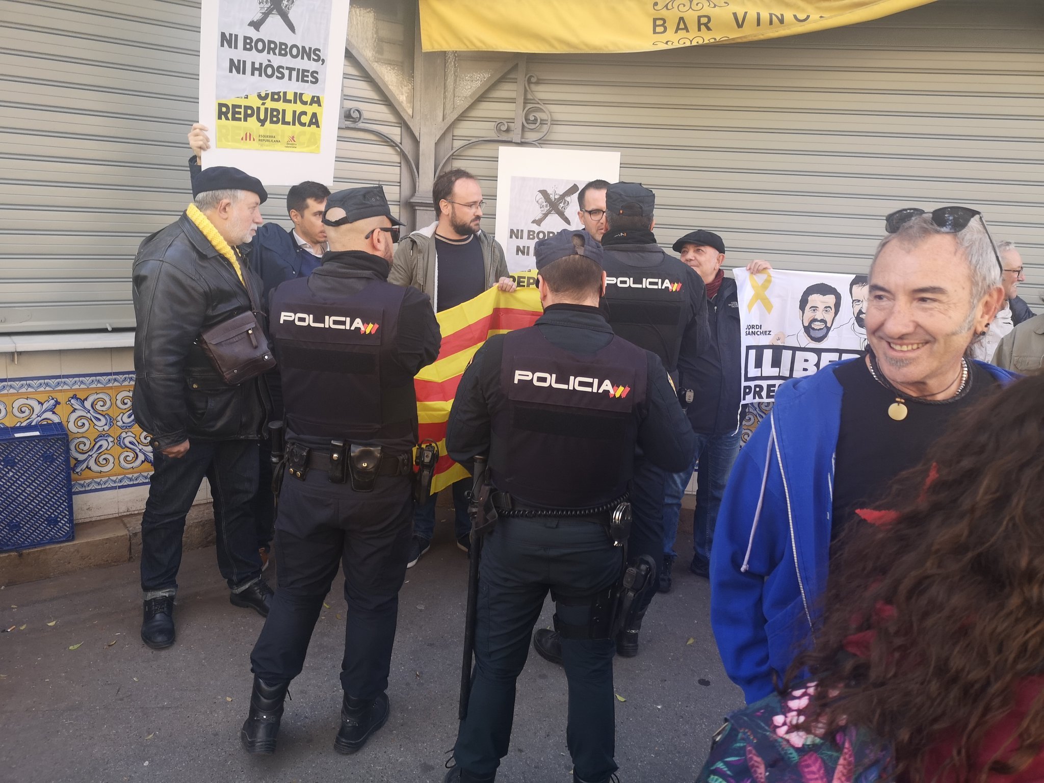 Una protesta contra Felip VI a València acaba amb retencions de la policia
