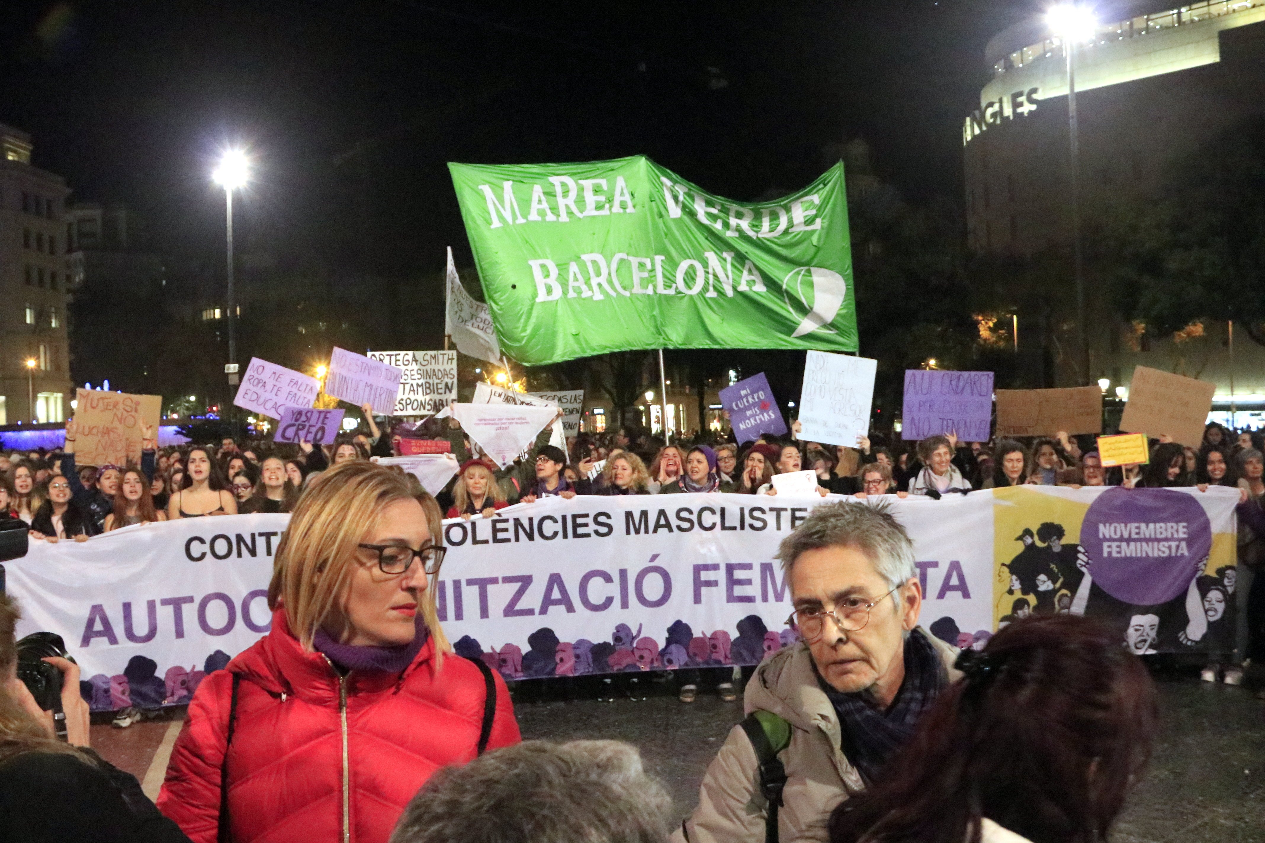 Milers de dones es manifesten arreu de Catalunya contra les violències masclistes
