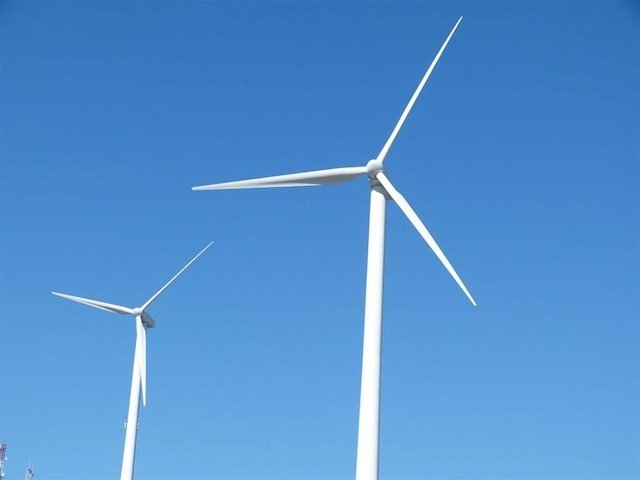 El Govern deroga la limitació per implantar parcs eòlics i fotovoltaics a Catalunya