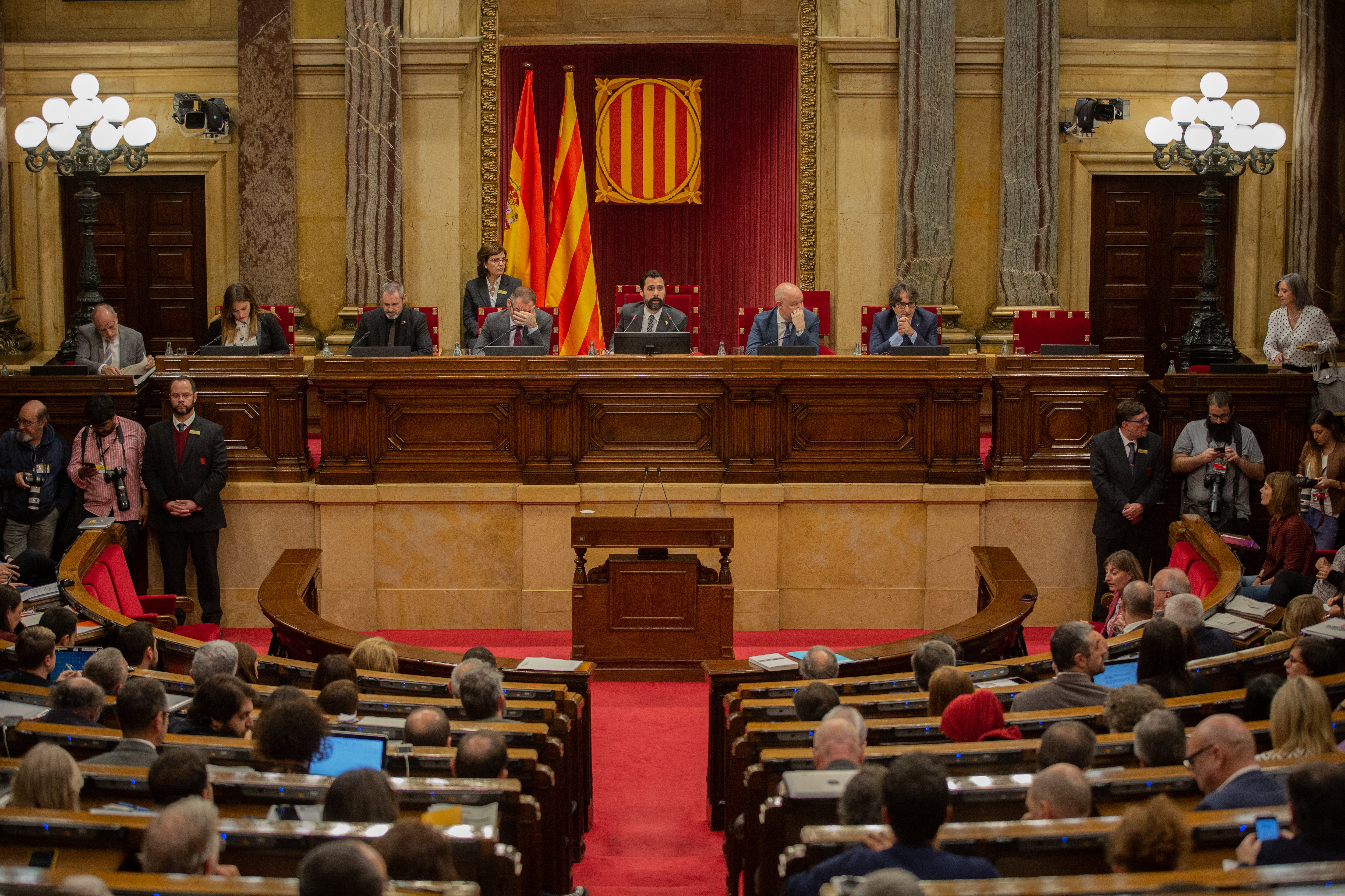 El Parlament dribla el TC, rebutja la sentència i planteja un nou xoc