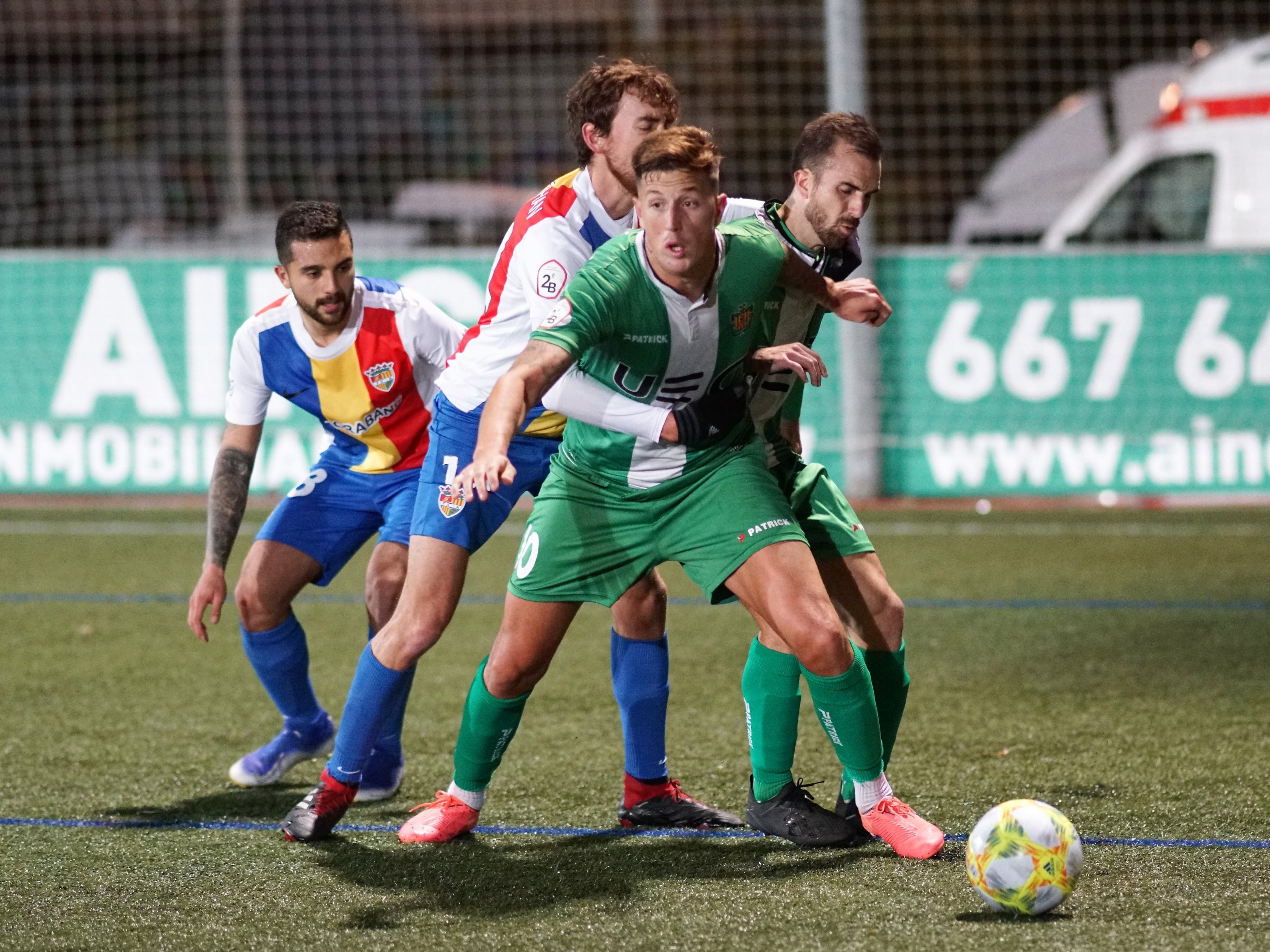 El migcampista del Cornellà Leo Ramírez fa un gol de 10