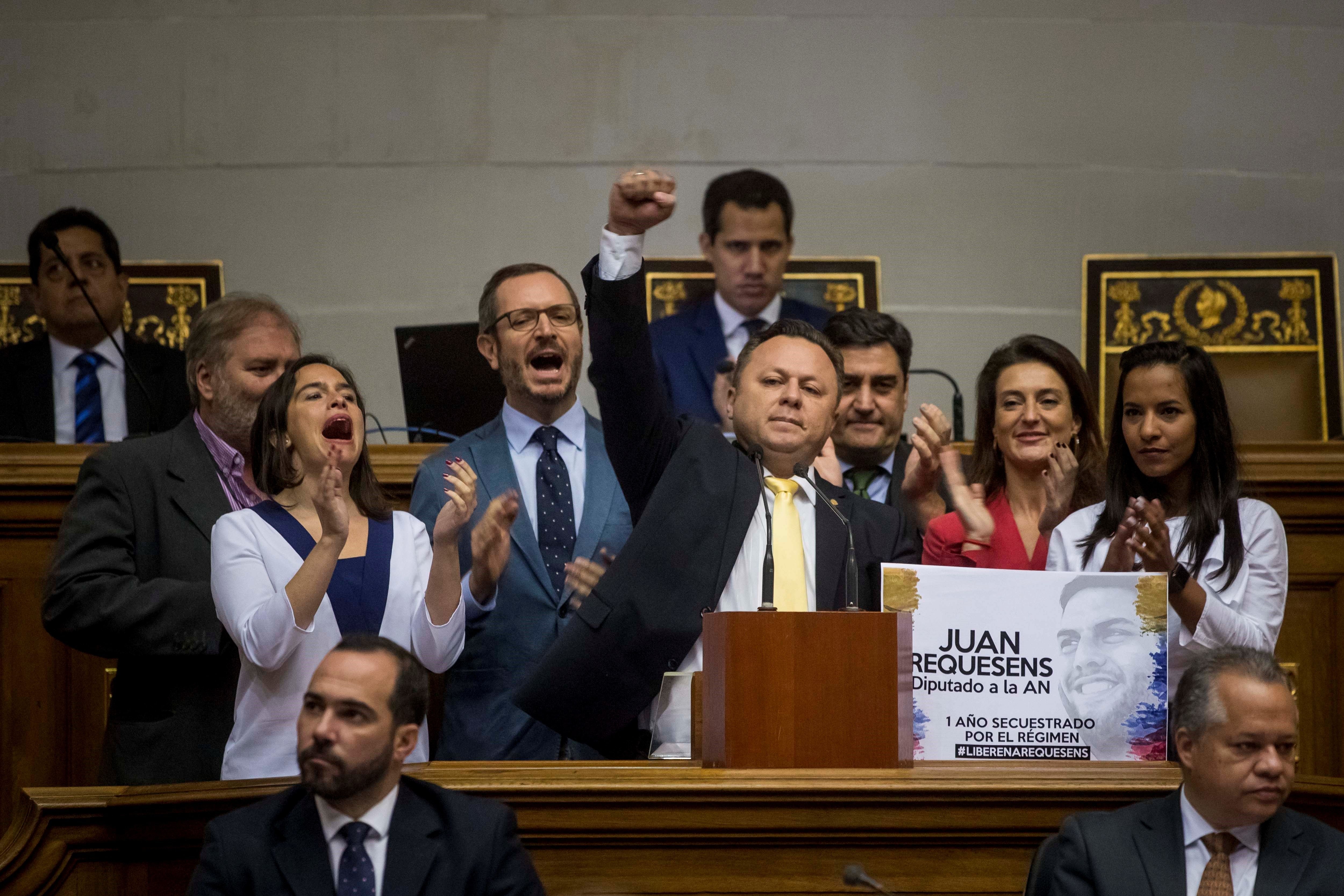 Diputados chavistas increpan a Maroto al grito de "fascista" y "Visca Catalunya lliure"