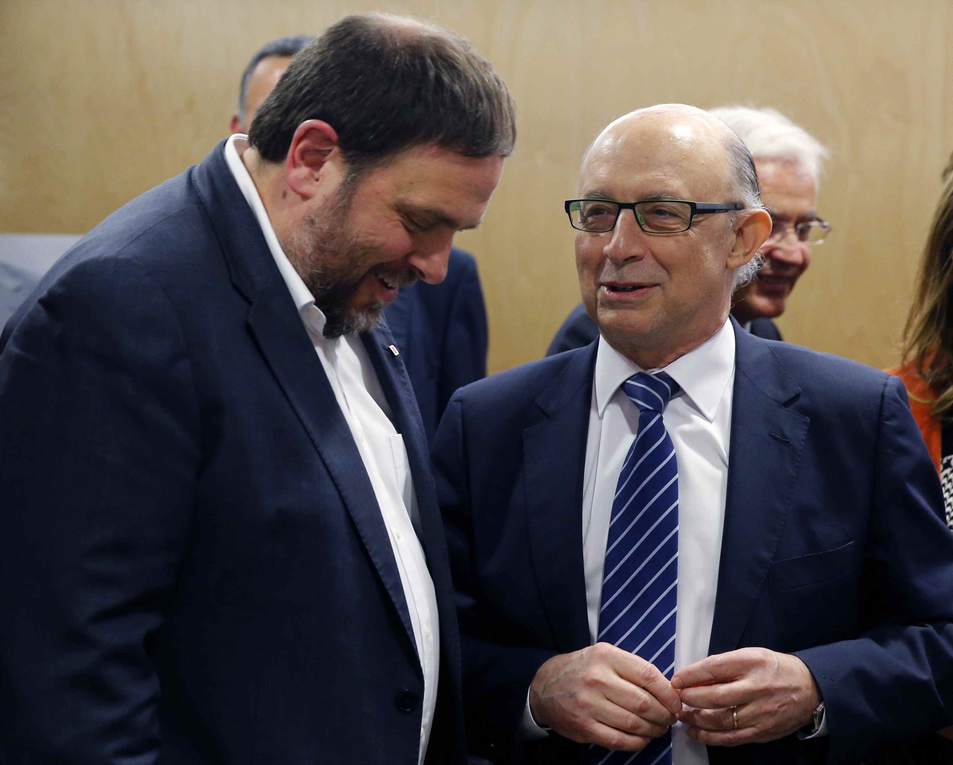 Severa advertència de Montoro a Junqueras: "Aquí no se n'escaparà ningú"