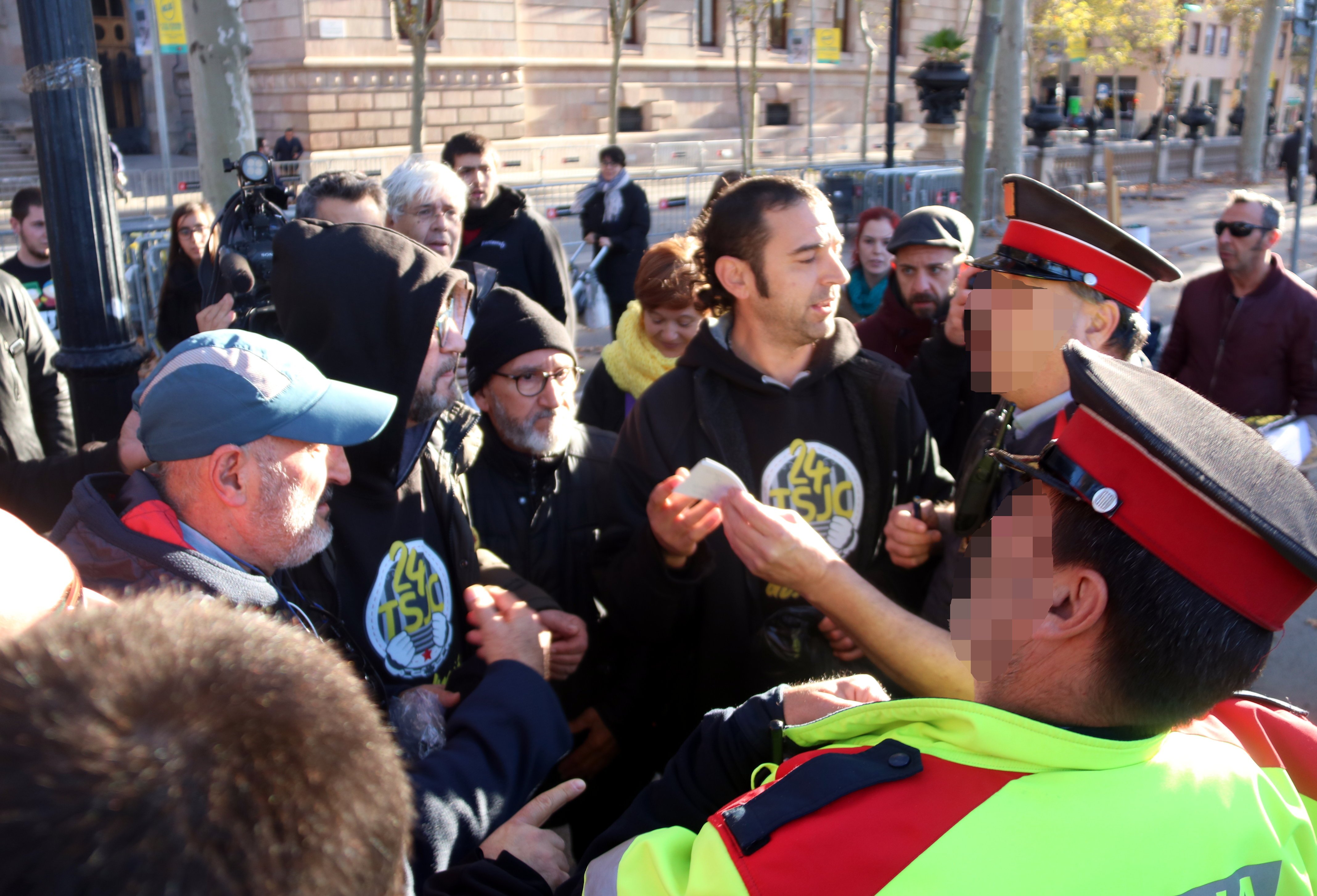 Mossos intentan identificar independentistas en rueda de prensa delante de TSJC