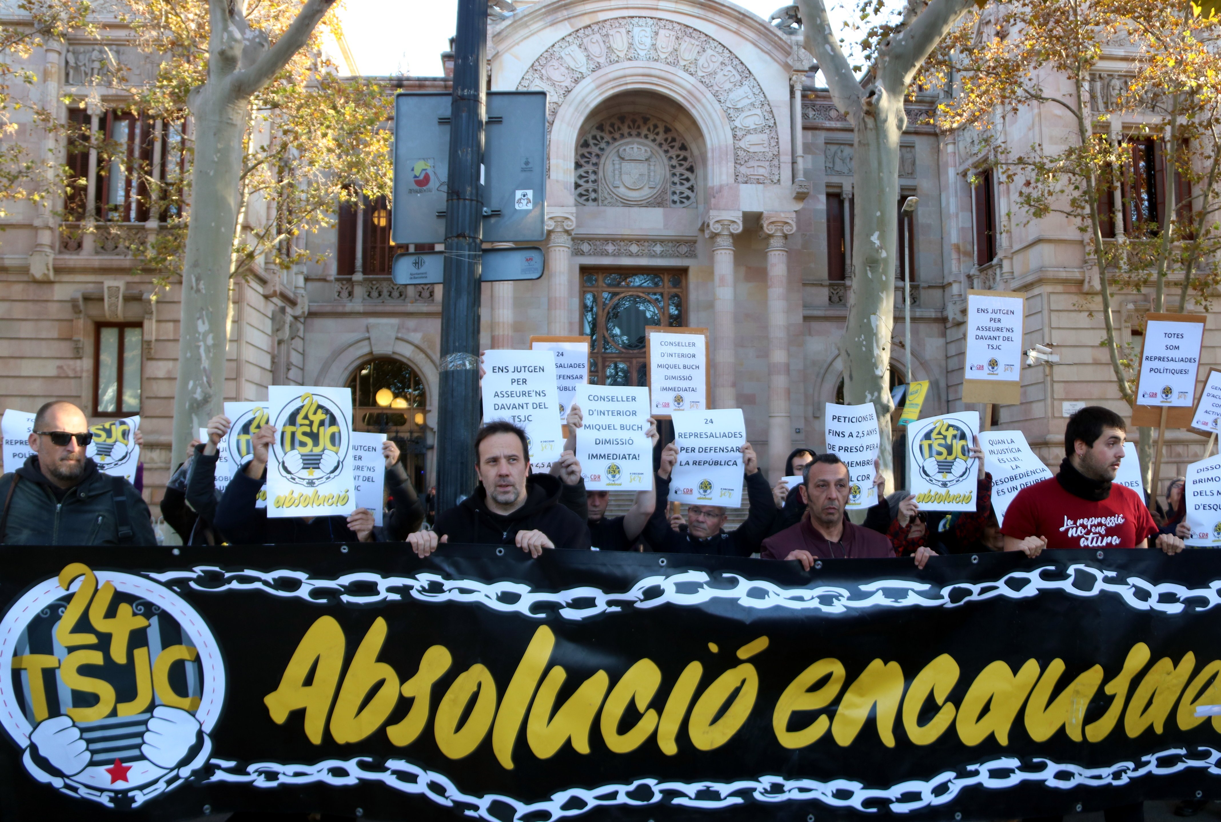 Tretze CDR s'enfronten a penes de presó després d'asseure's davant del TSJC