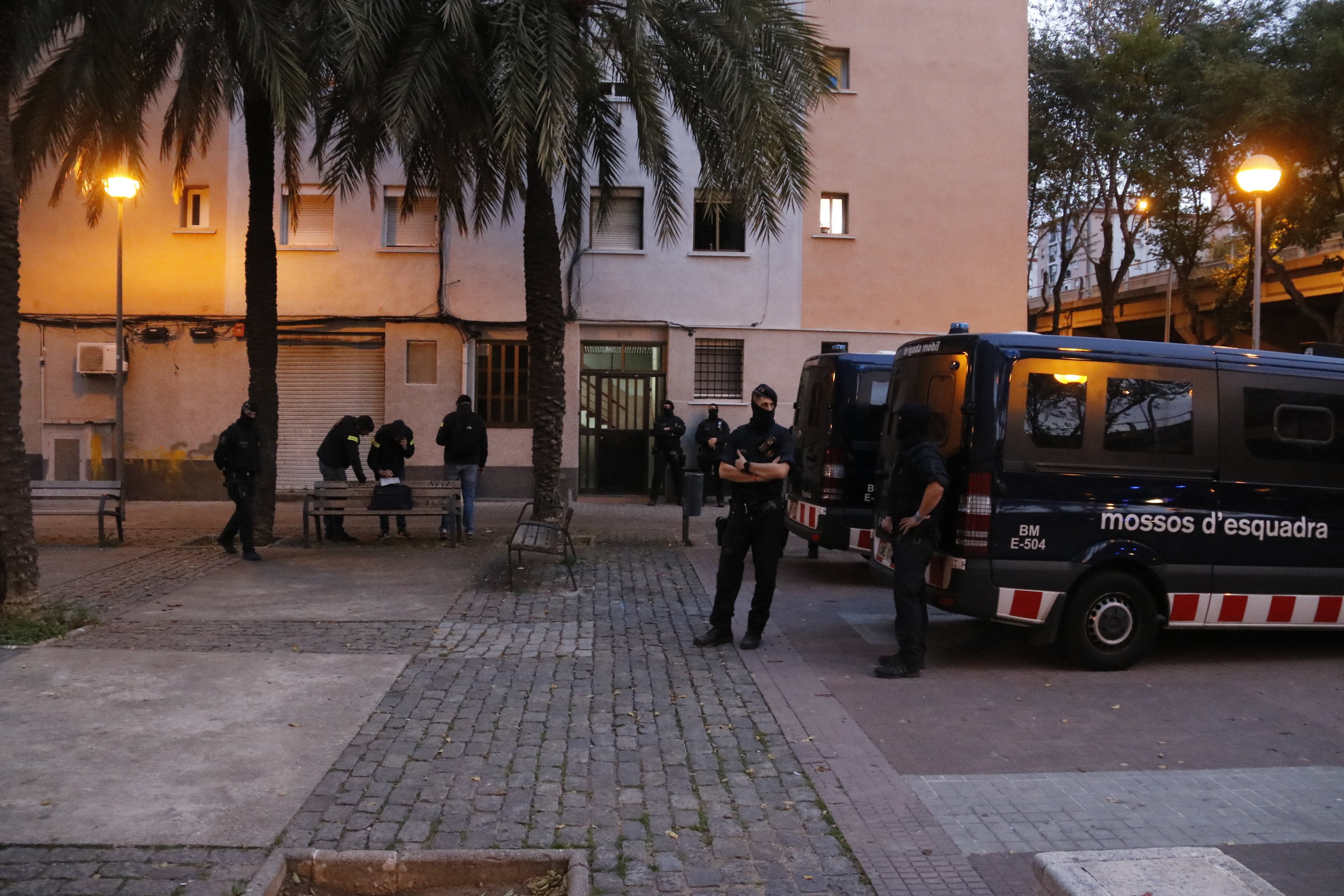 40 detenidos en una macrooperación contra el tráfico de drogas y armas en Badalona