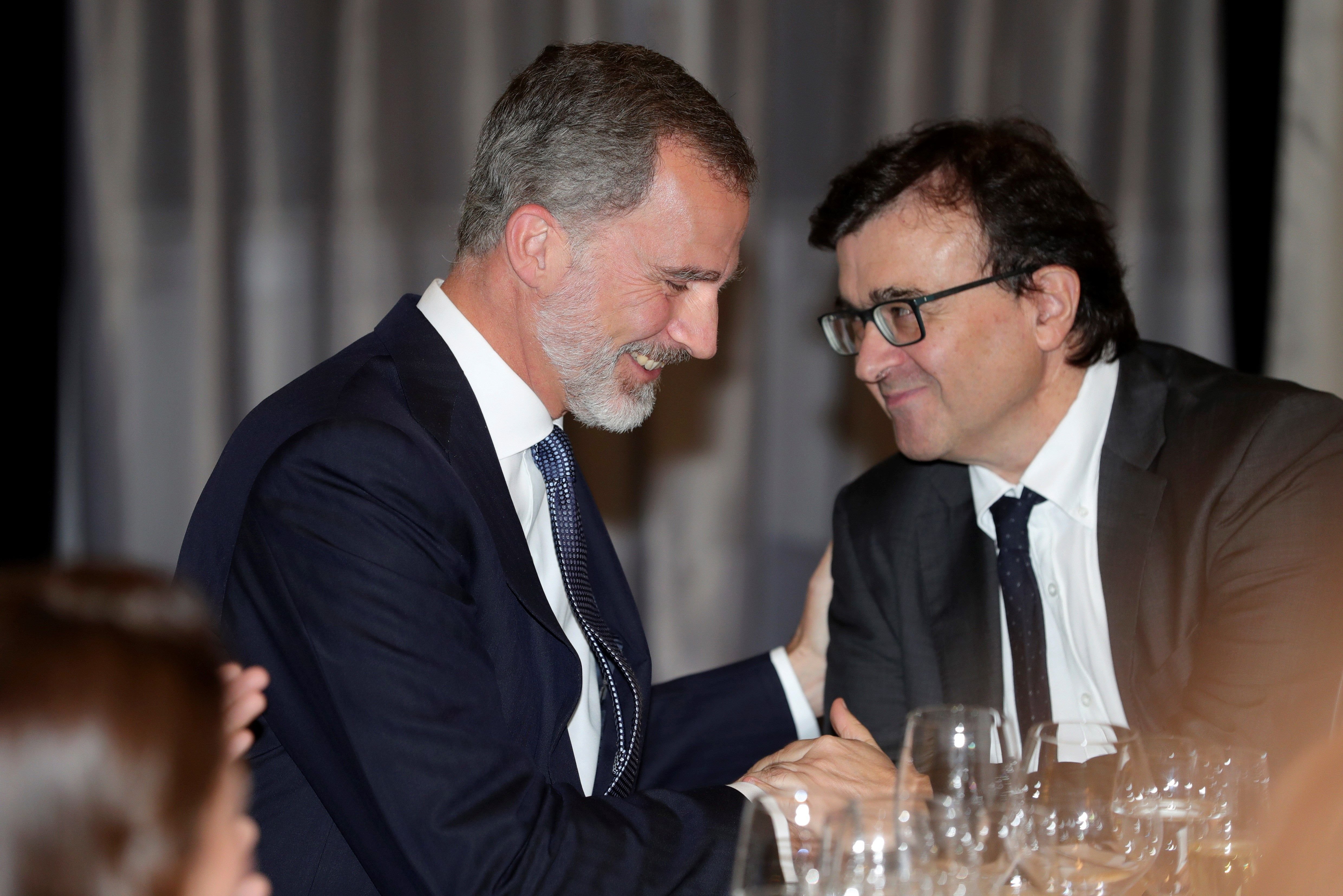 El Rey y Cercas intercambian elogios por haber plantado cara a los "traidores"