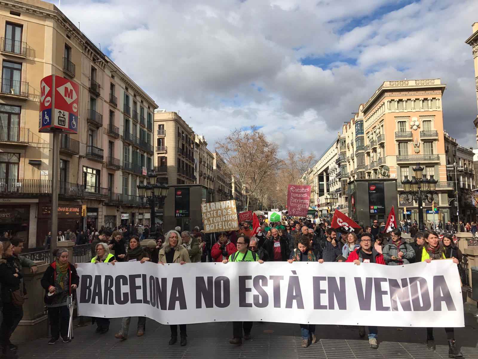 "Barcelona no està en venda": manifestació a la Rambla contra el turisme