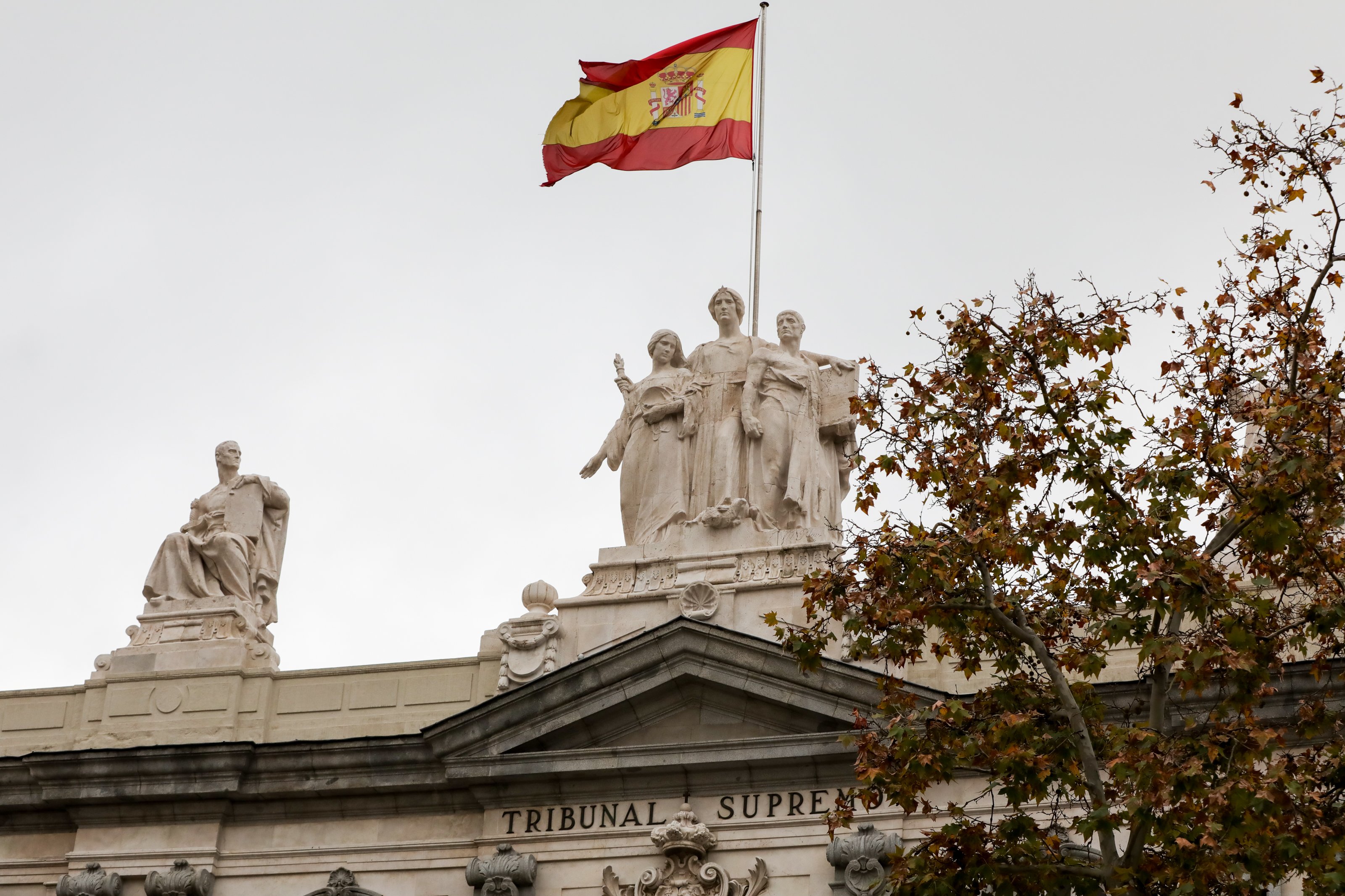Top Spanish court rejects Òmnium demand for "flight risk" measures on Juan Carlos I