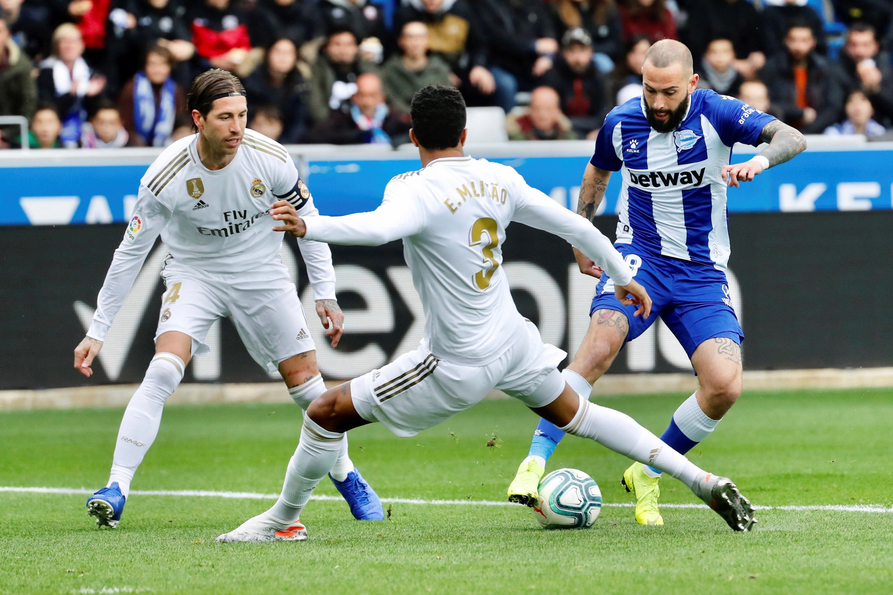 El Madrid gana en Vitoria y pone toda la presión al Barça (1-2)