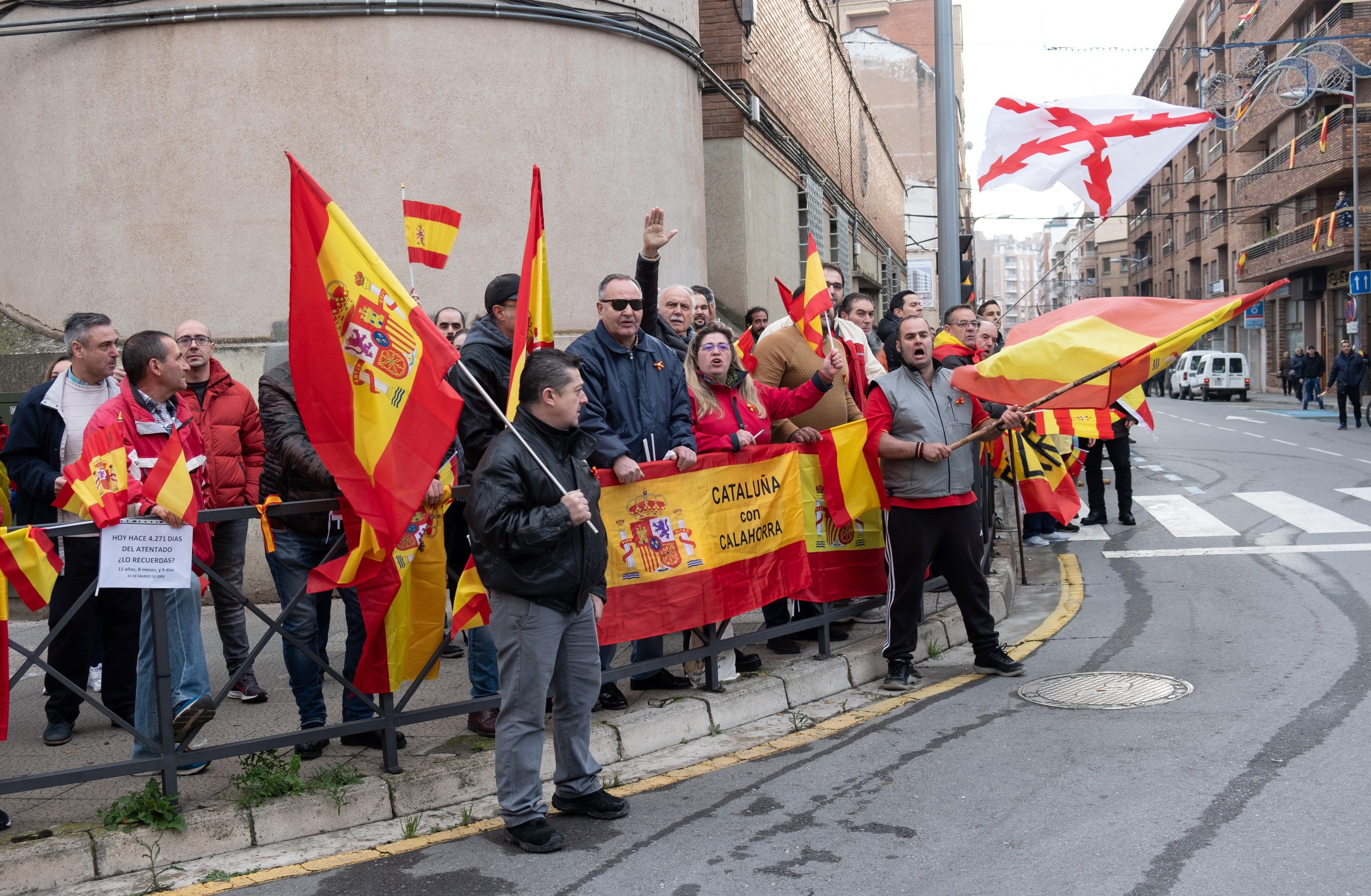 Manifestantes a favor del diálogo con Catalunya, obligados a salir con escolta en la Rioja
