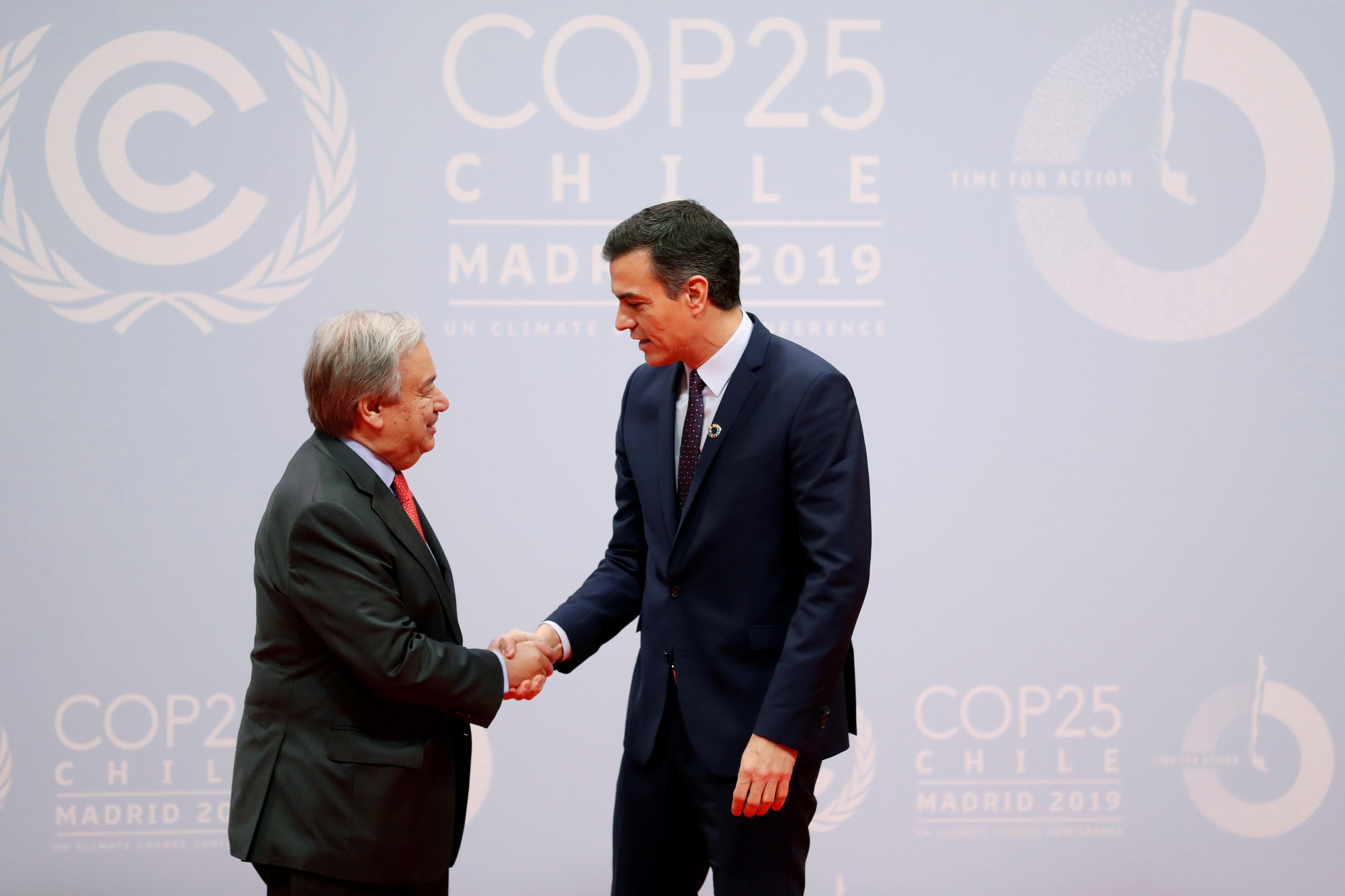 Pedro Sánchez saluda Antonio Guterres Cimera Clima COP25 EFE