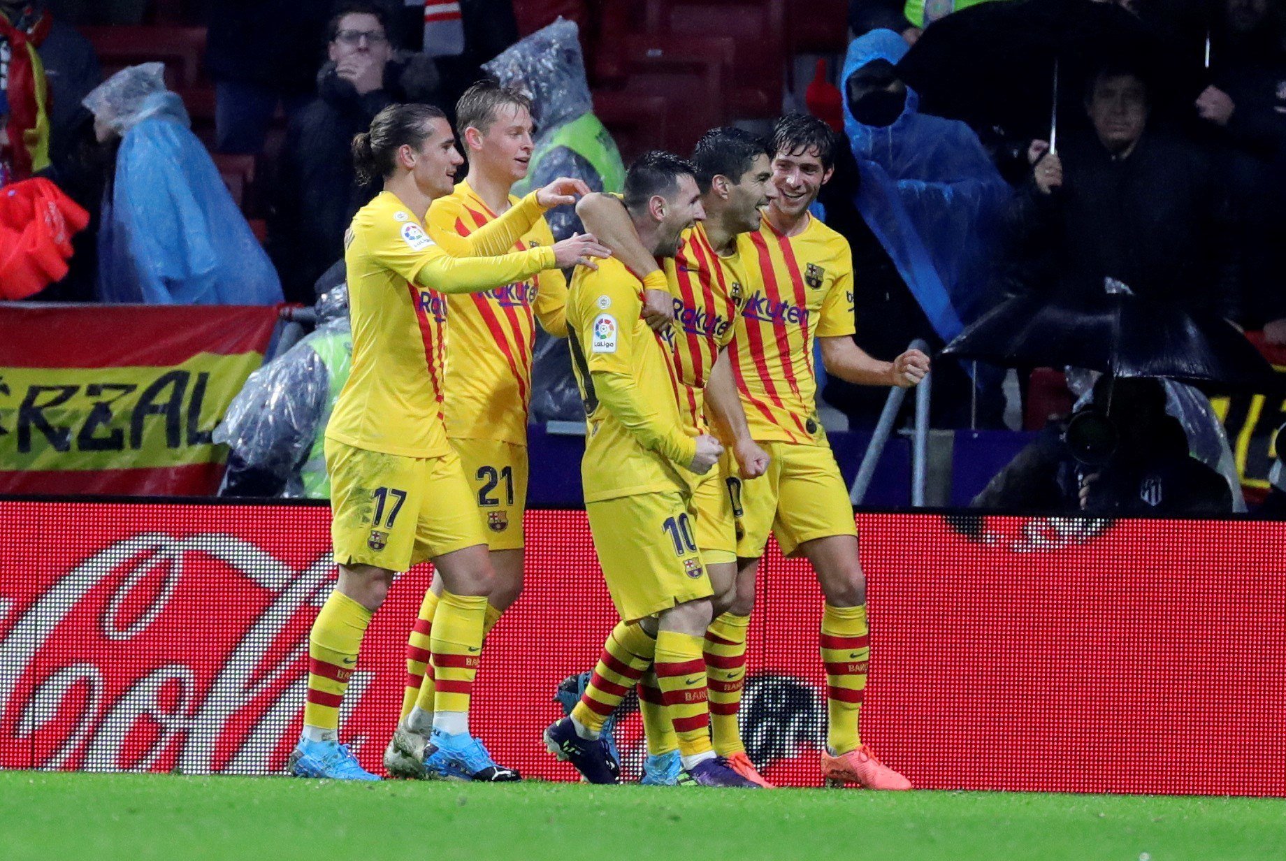 Llencen un paraigua durant la celebració del gol del Barça