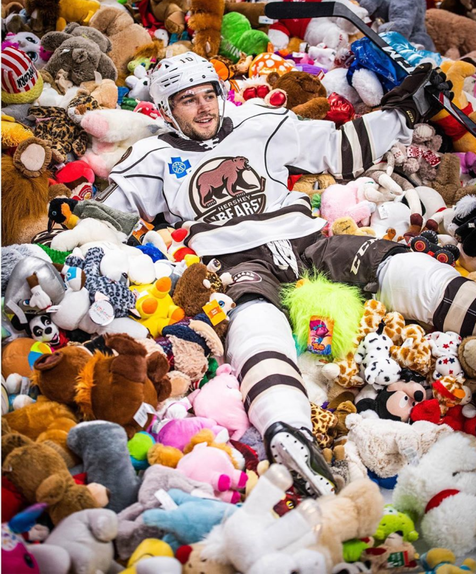 Emotivo gesto en partido de hockey hielo: avalancha de ositos de peluche para una buena causa