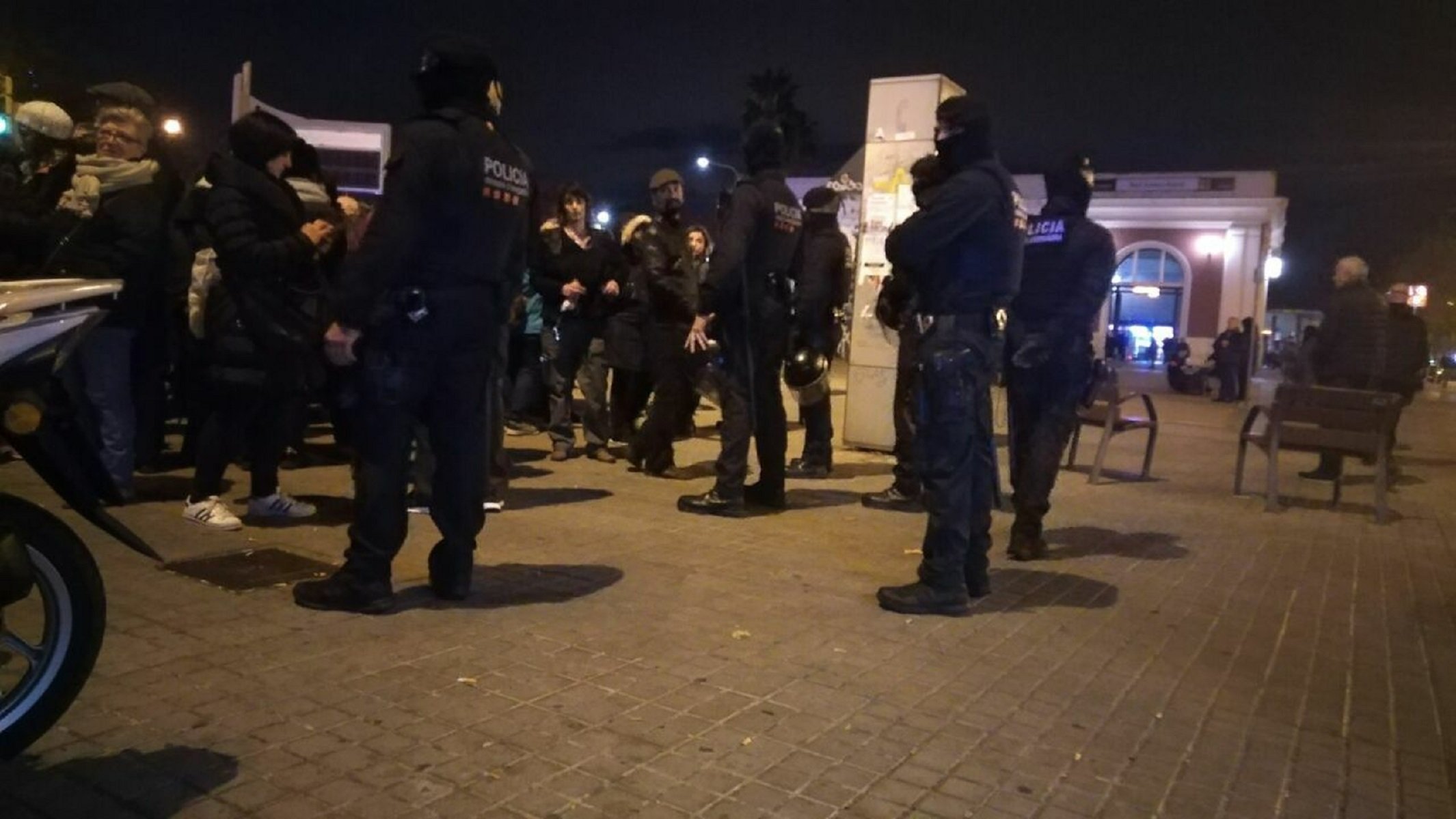 Tensió al 51è tall de la Meridiana: encapsulaments, empentes i cops de porra