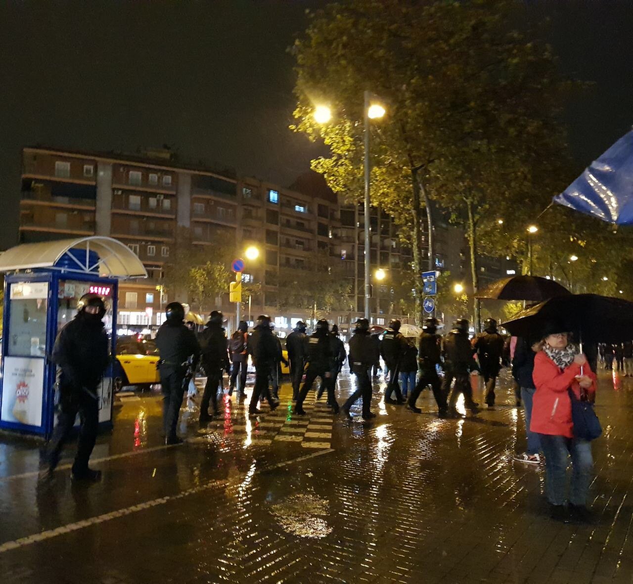 Els Mossos encapsulen els manifestants de la Meridiana sota una intensa pluja