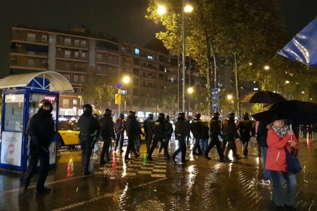 mossos meridiana 53 tall pluja - meridiana resisteix