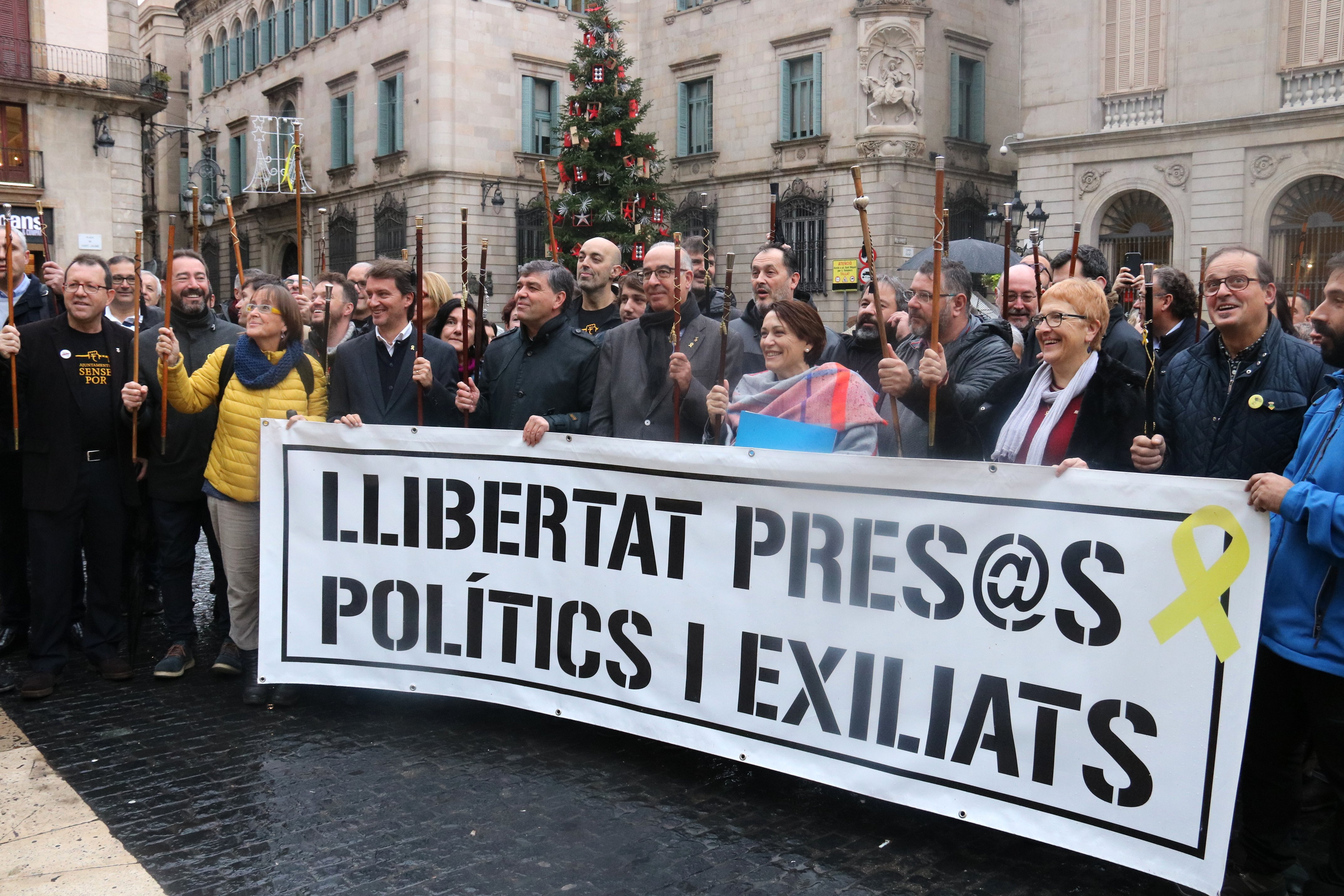 Un centenar de alcaldes y concejales se manifiestan contra la sentencia del procés en Barcelona