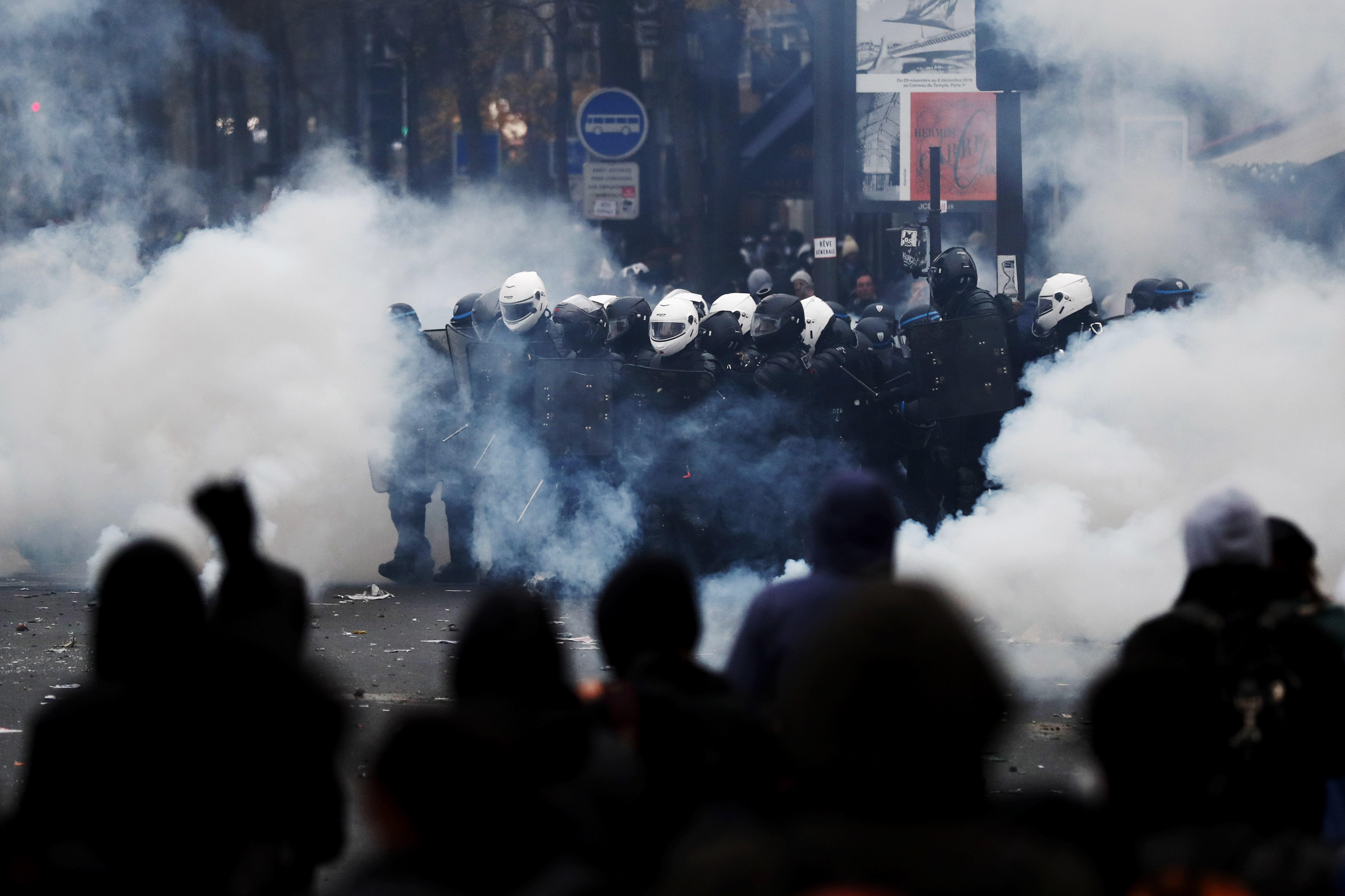 Los franceses paralizan el país y se revelan contra el gobierno de Macron por el sistema de pensiones