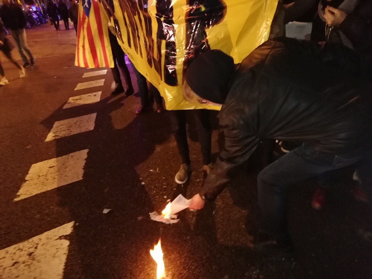 Els CDR tallen els accessos a Barcelona i cremen exemplars de la Constitució