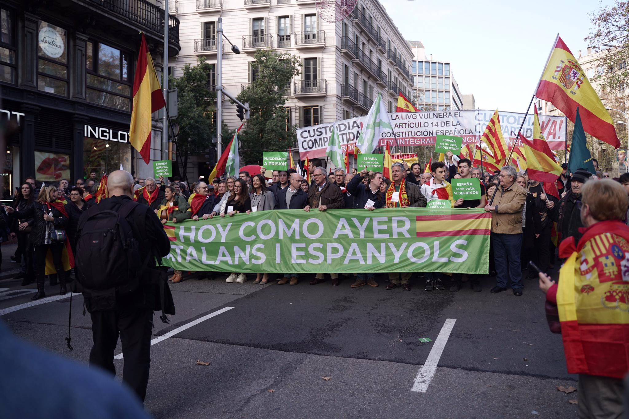 Fracaso de la manifestación por la Constitución en Barcelona: Cs la planta y Vox se la hace suya