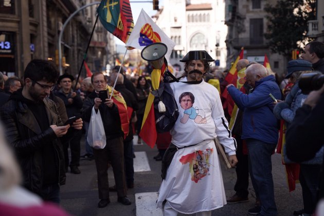manifestant constitucio via laietana - guillem camos
