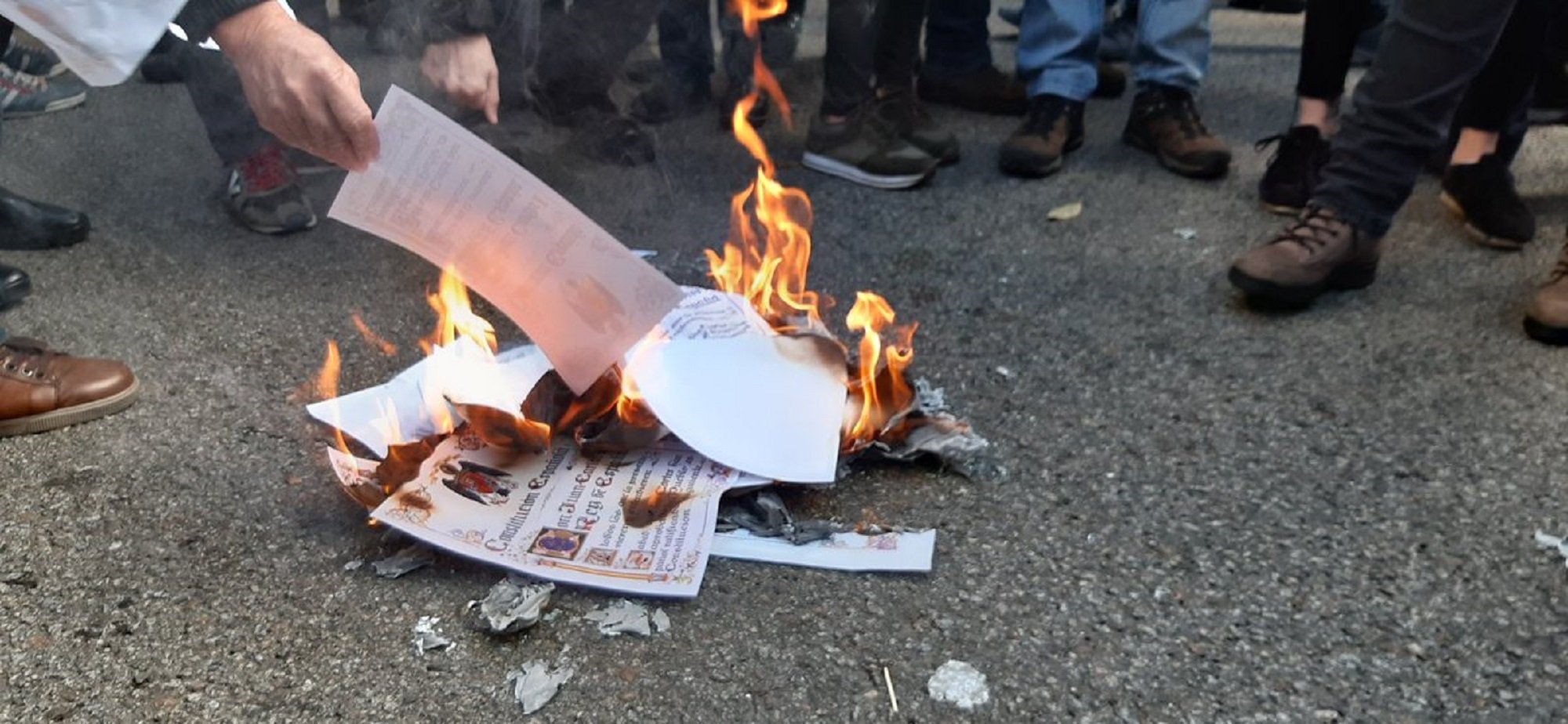 Quema de constituciones ante la delegación del Gobierno en Barcelona