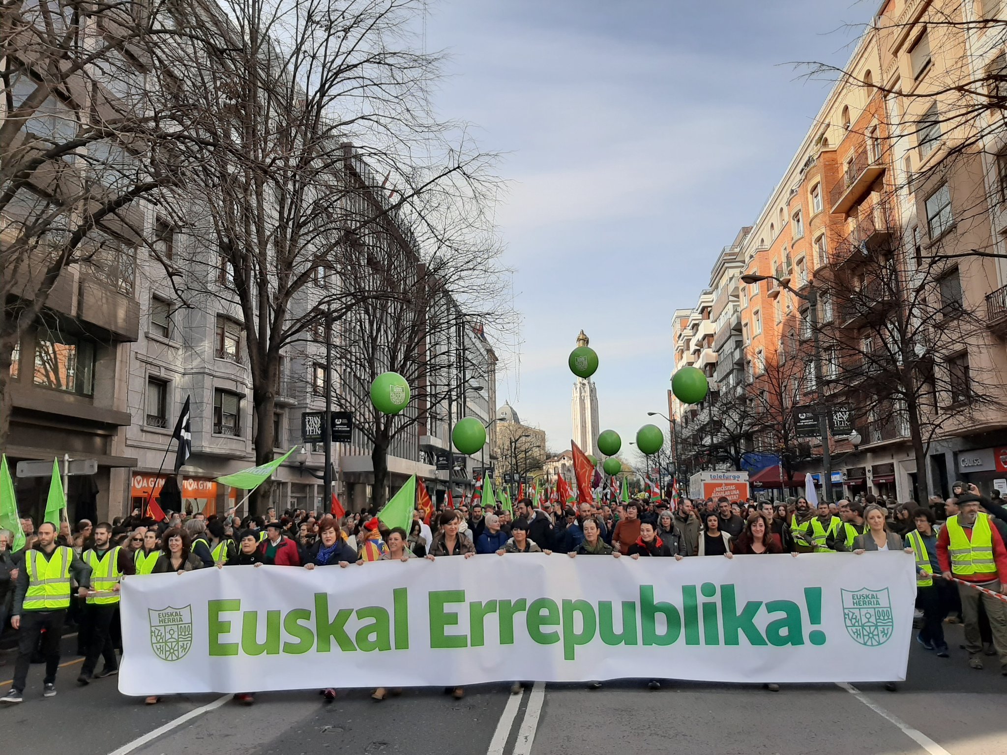 Miles de personas se manifiestan por una República vasca