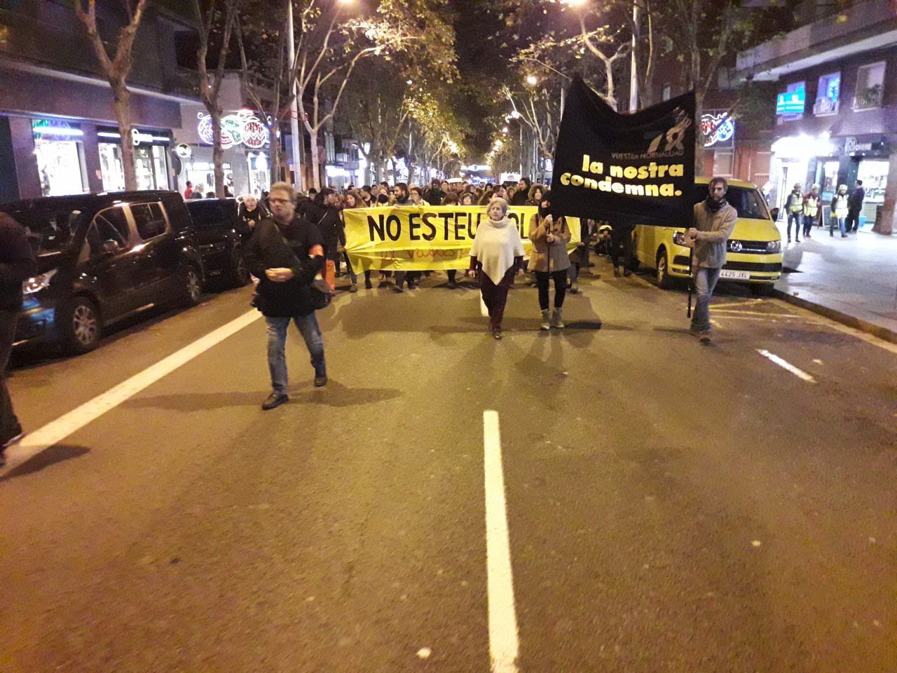 Carrerillas de manifestantes y Mossos en el 54º corte de la Meridiana