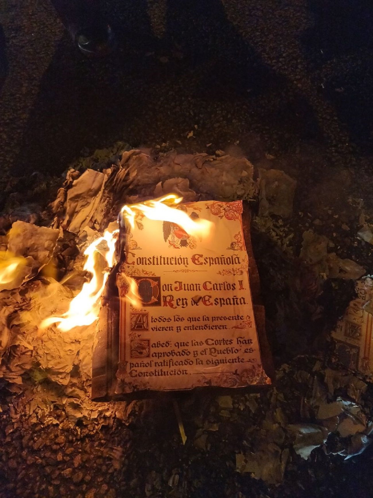 La crema de constitucions incendia les portades de Madrid