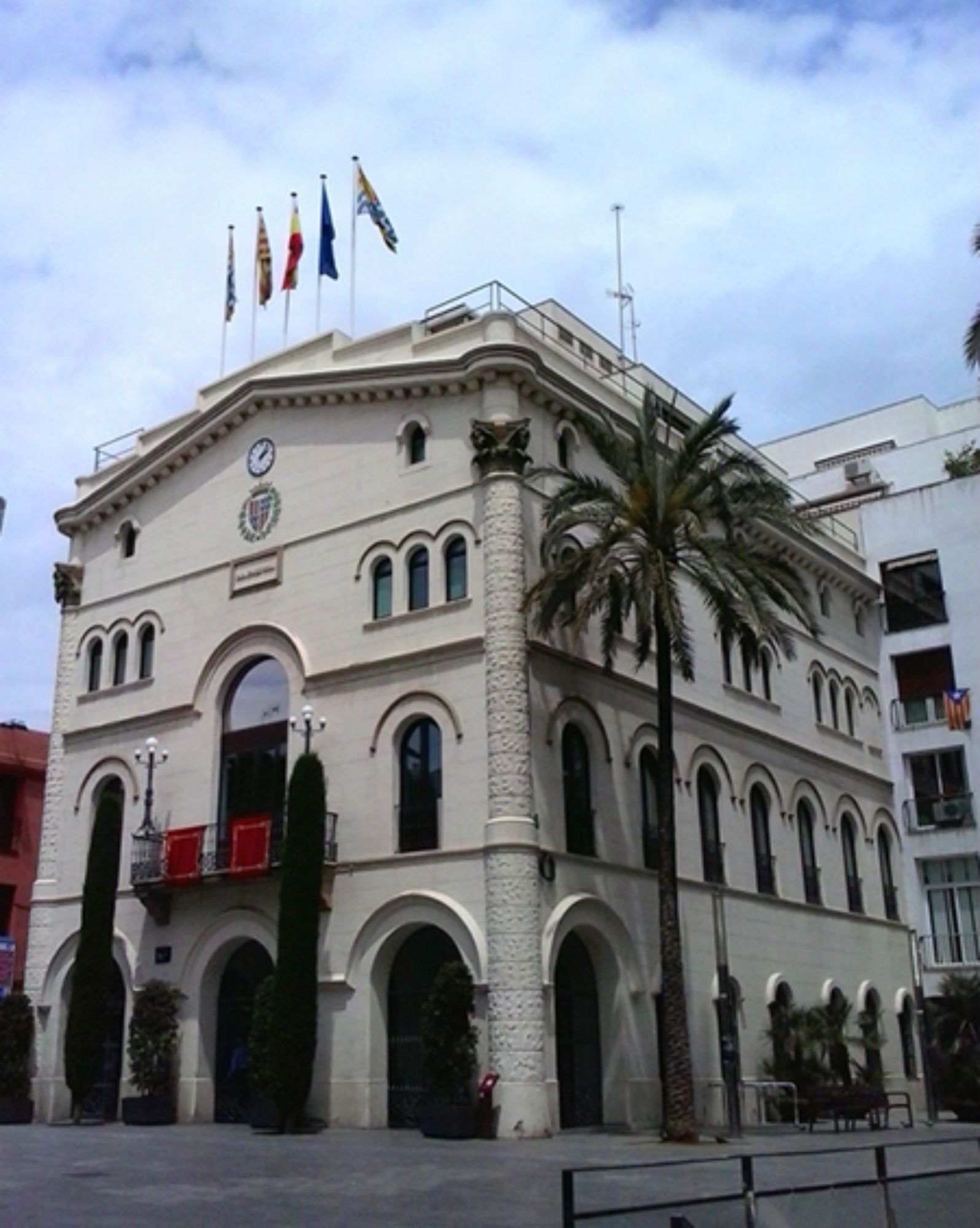 El Ayuntamiento de Badalona acata al juez, pero atenderá a la ciudadanía en la calle