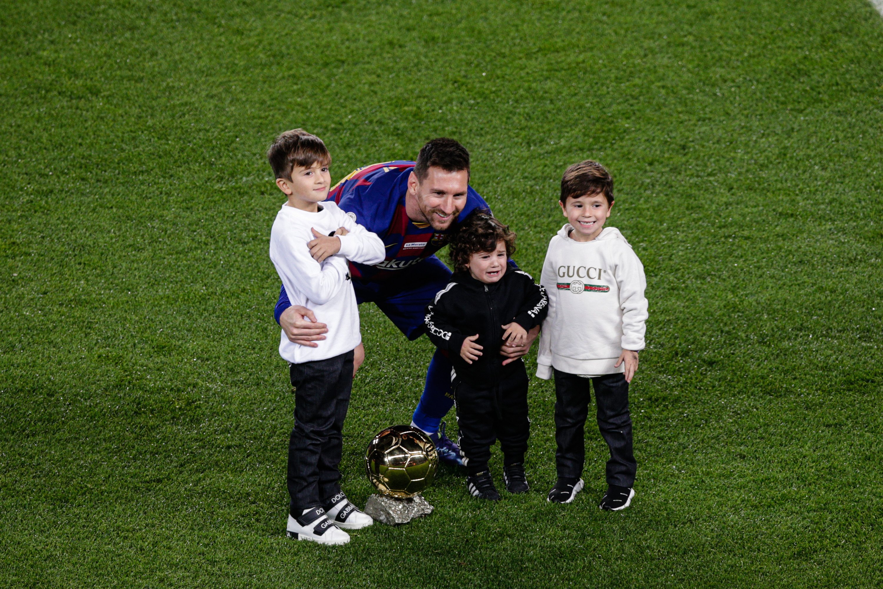 Tendresa en estat pur: els fills de Messi entreguen la Pilota d'Or (i un plora)