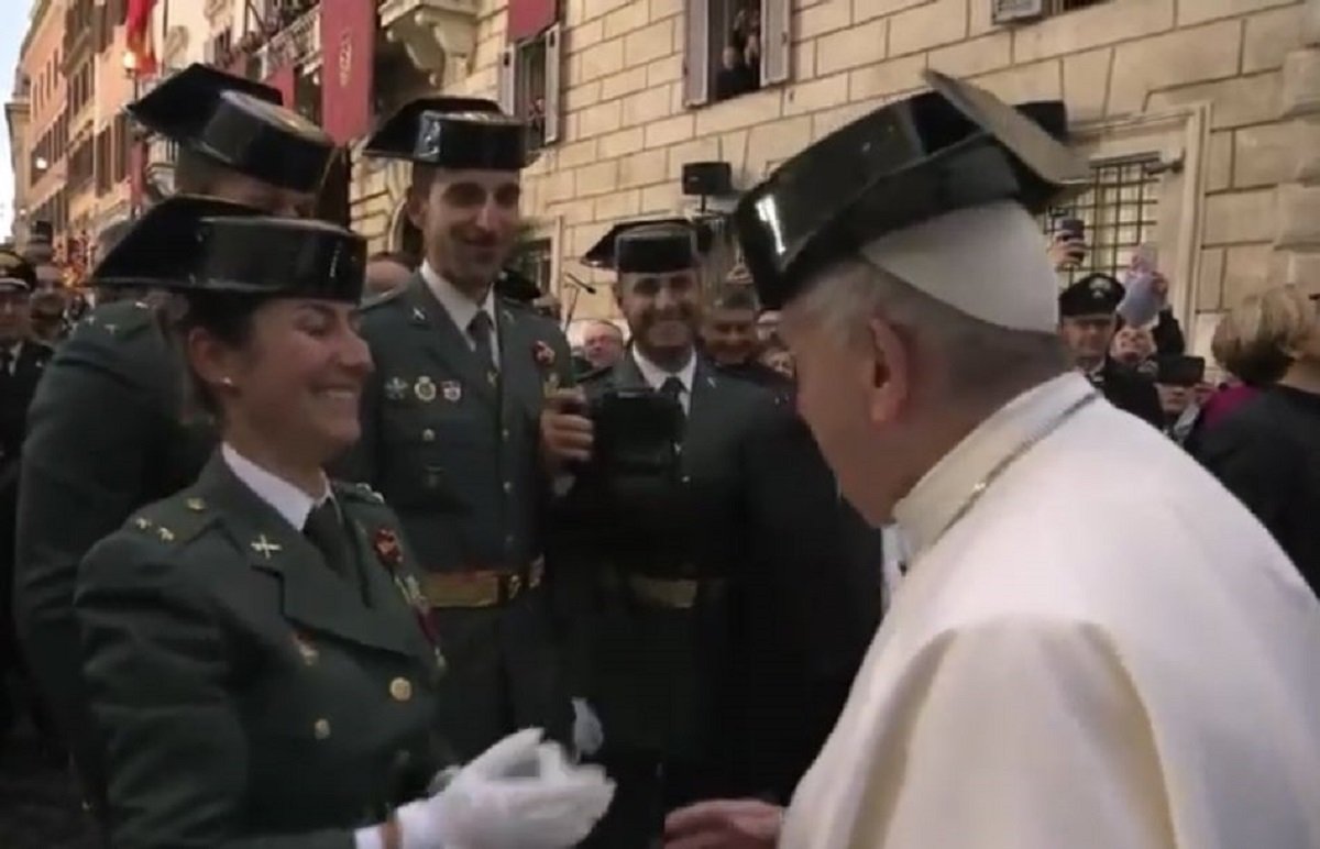 La Guàrdia Civil posa el tricorni al Papa