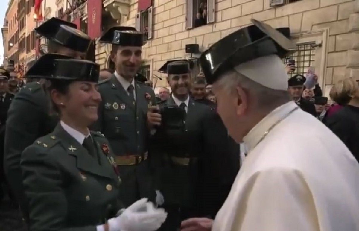 La Guardia Civil pone el tricornio al Papa