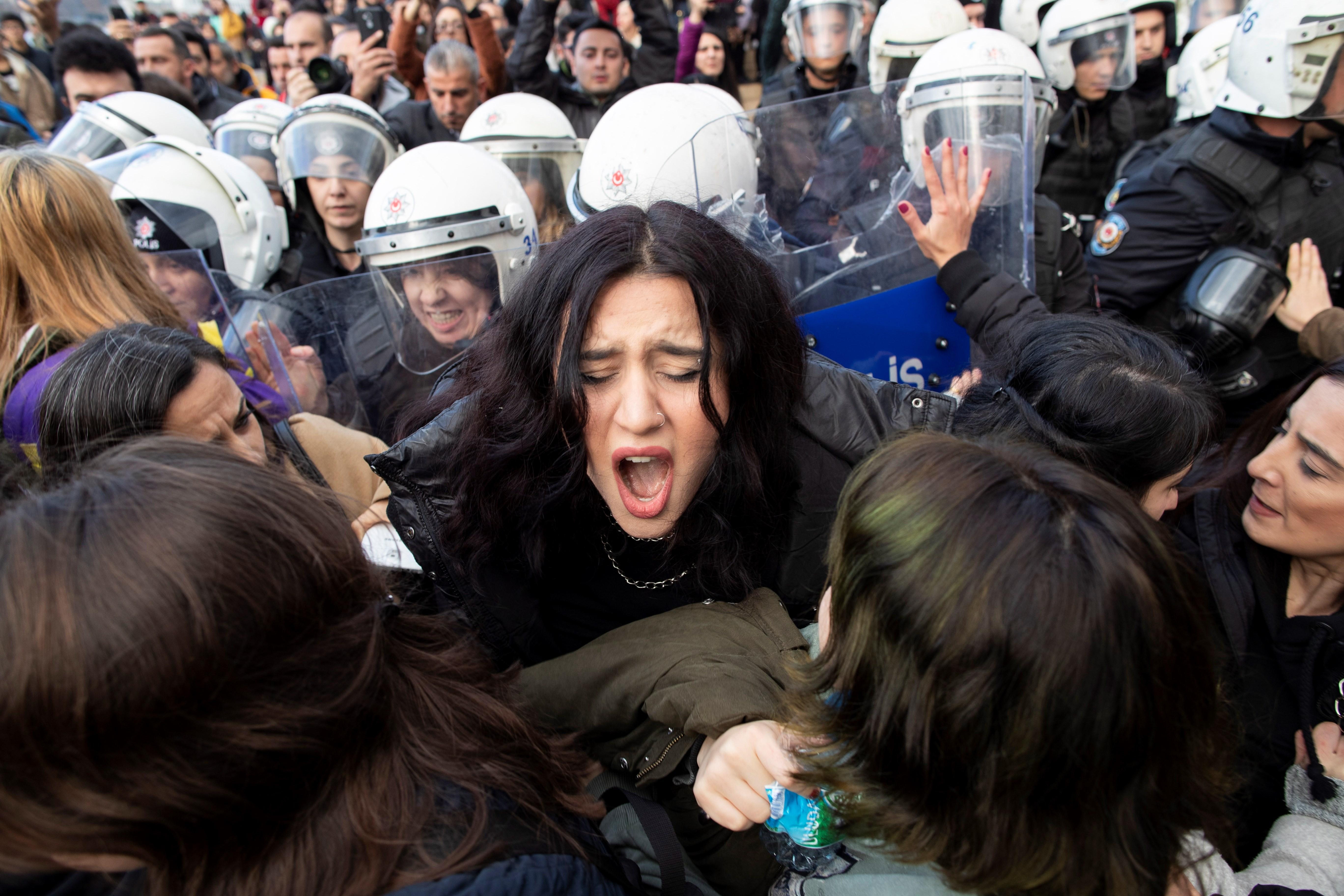 La policía de Estambul carga contra cientos de mujeres que cantaban 'Un violador en tu camino'