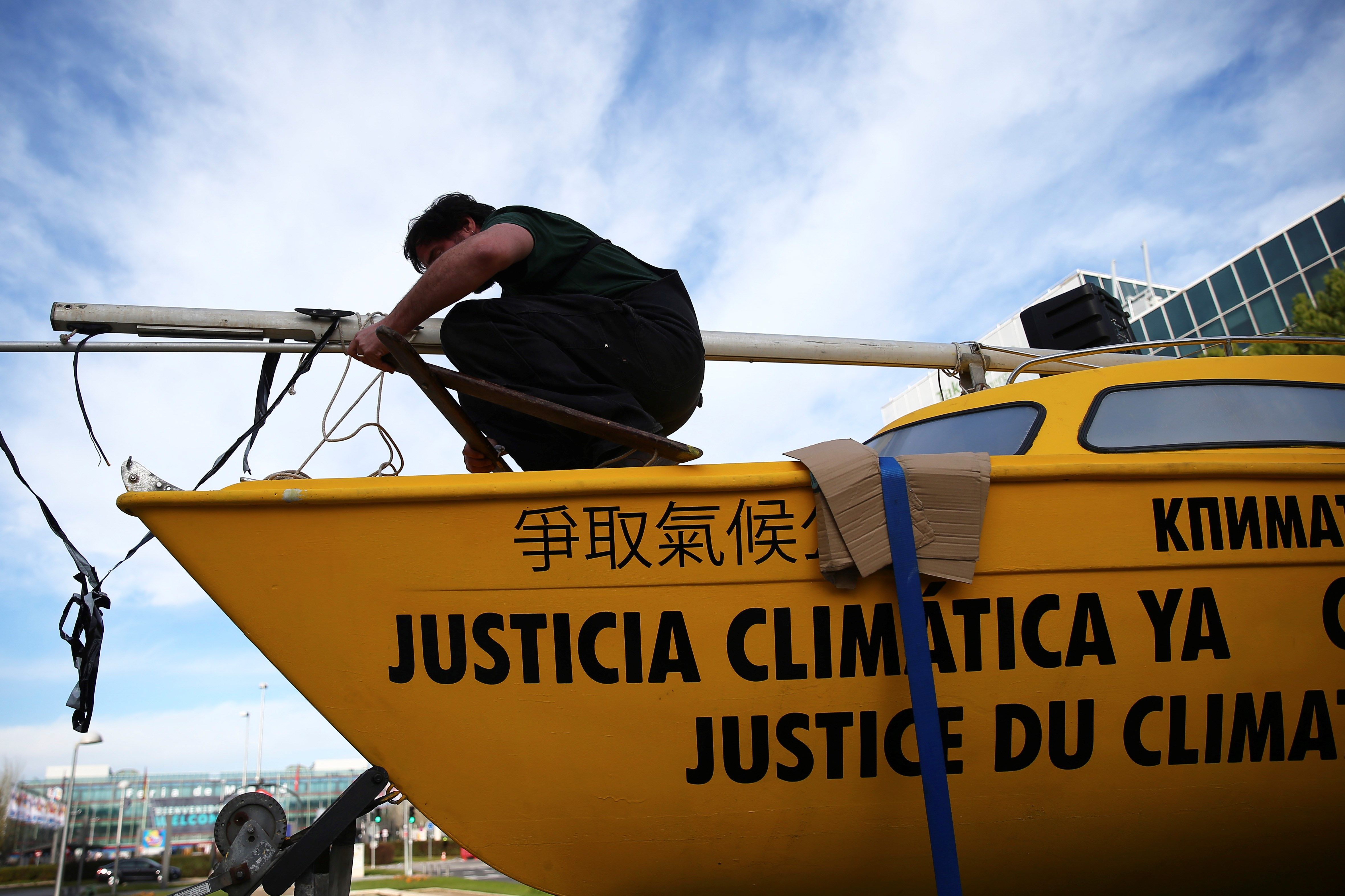 Greenpeace exigeix la fi de les tèrmiques, que menystenen els drets humans