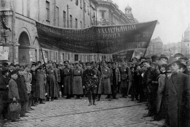 soviet revista tropas ejército encarnado Moscú 1918 durante la guerra civil rusa wikimedia