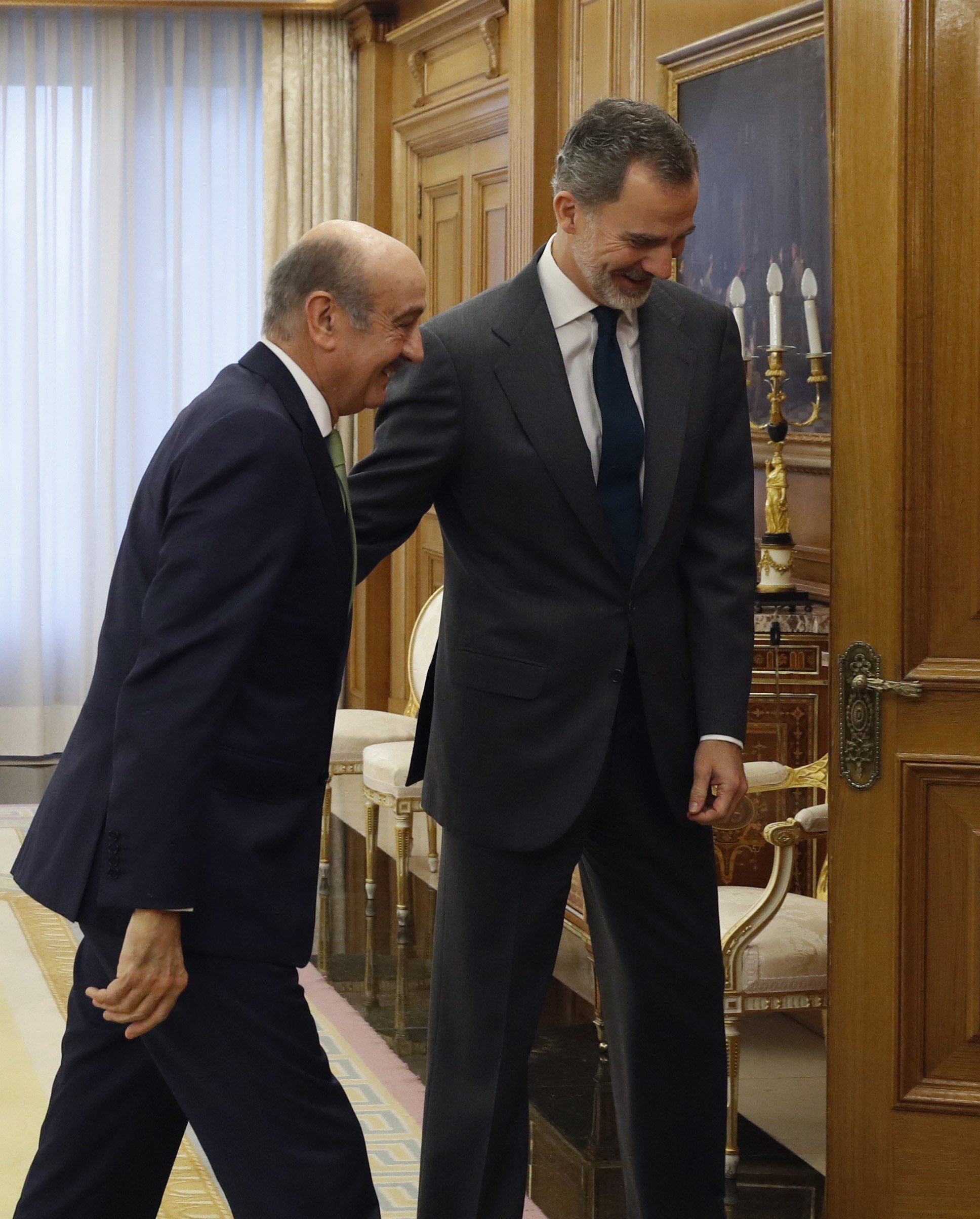Rei Felip VI i diputat PRC EFE Rei Felip VI i diputat PRC EFE