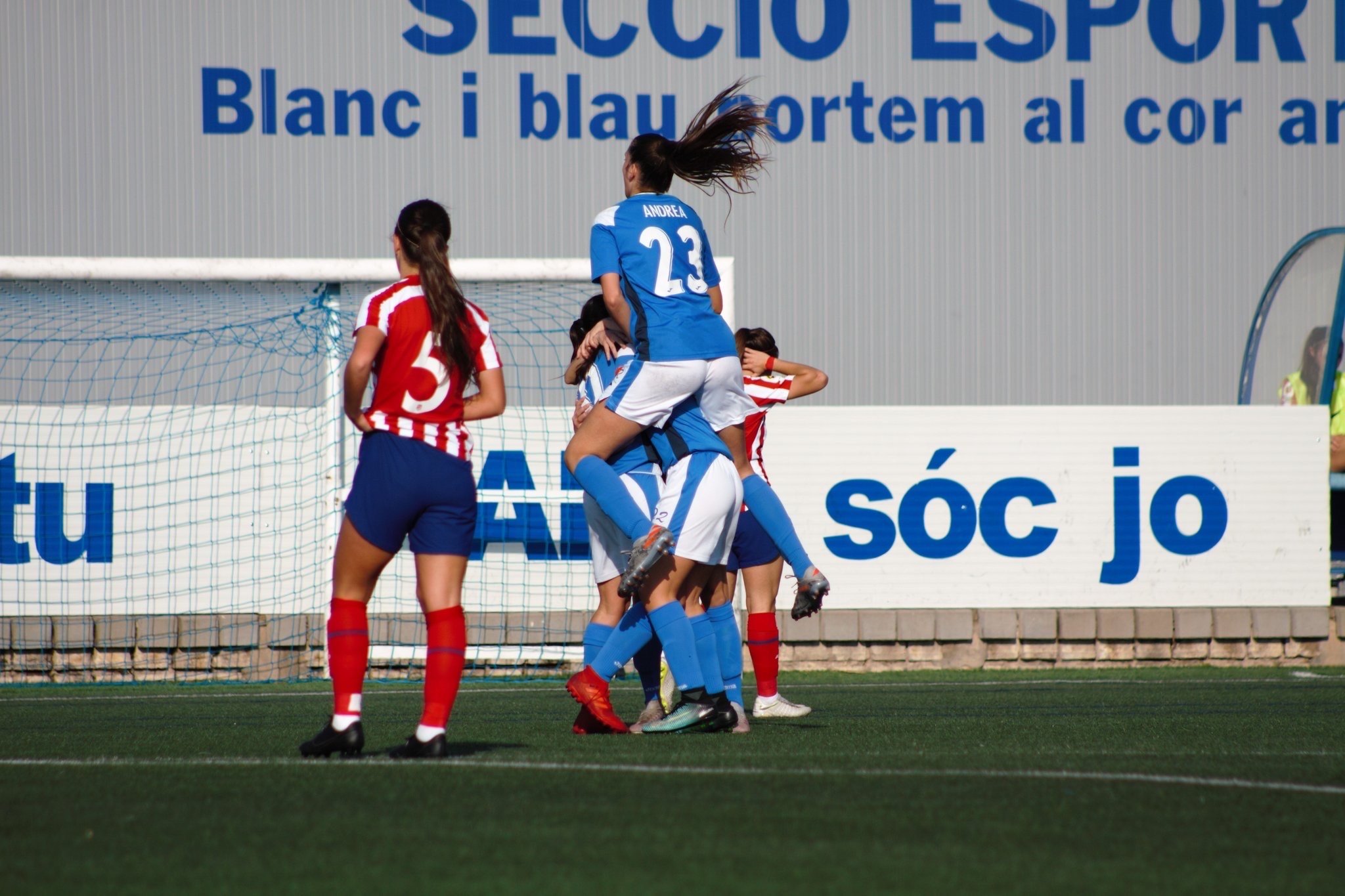 La jove futbolista de l'AEM Andrea Gómez fa un gol per emmarcar